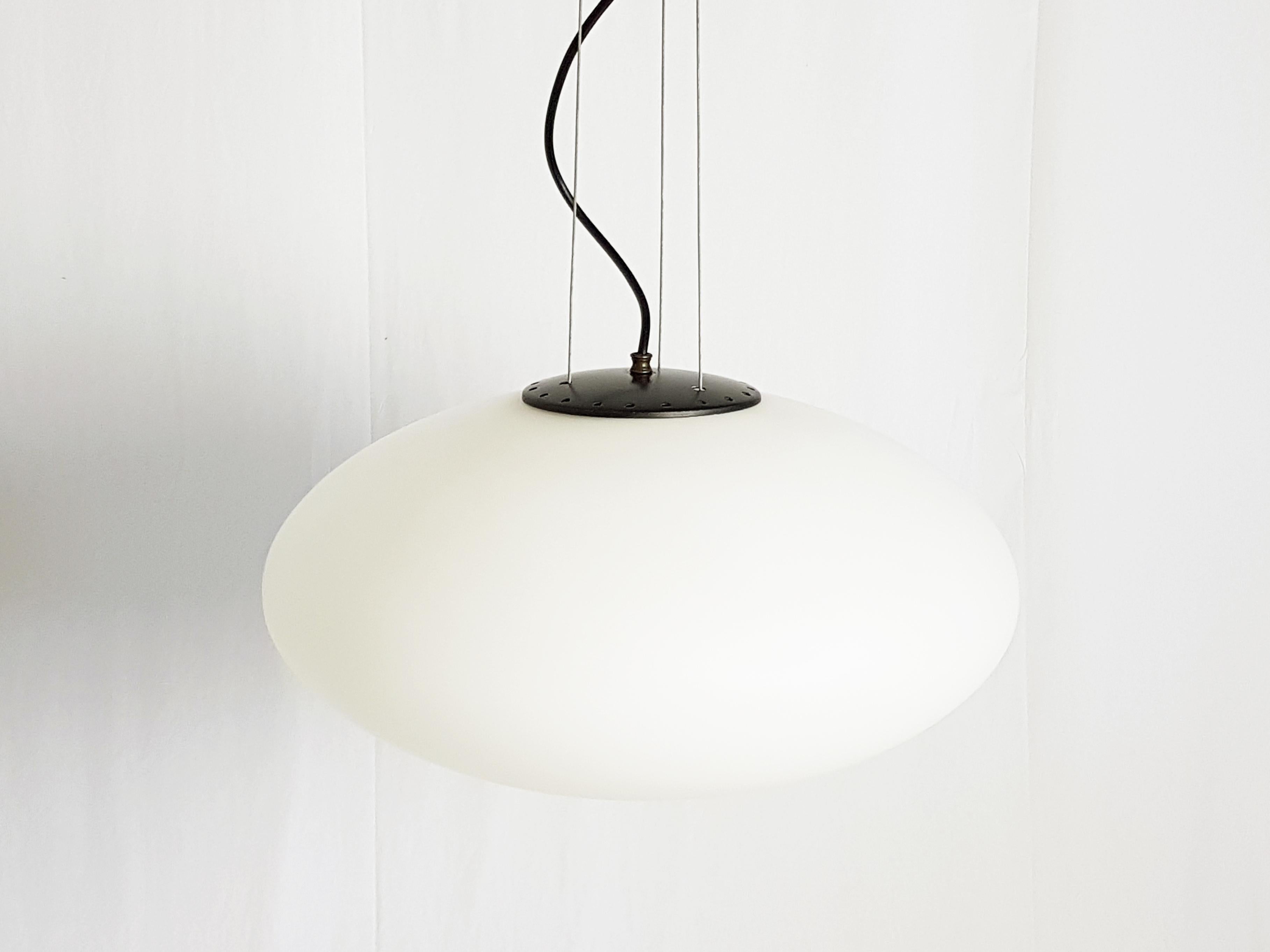 Lampe à suspension italienne à abat-jour ovale noir et blanc des années 1960 dans le style de Stilnovo en vente 3