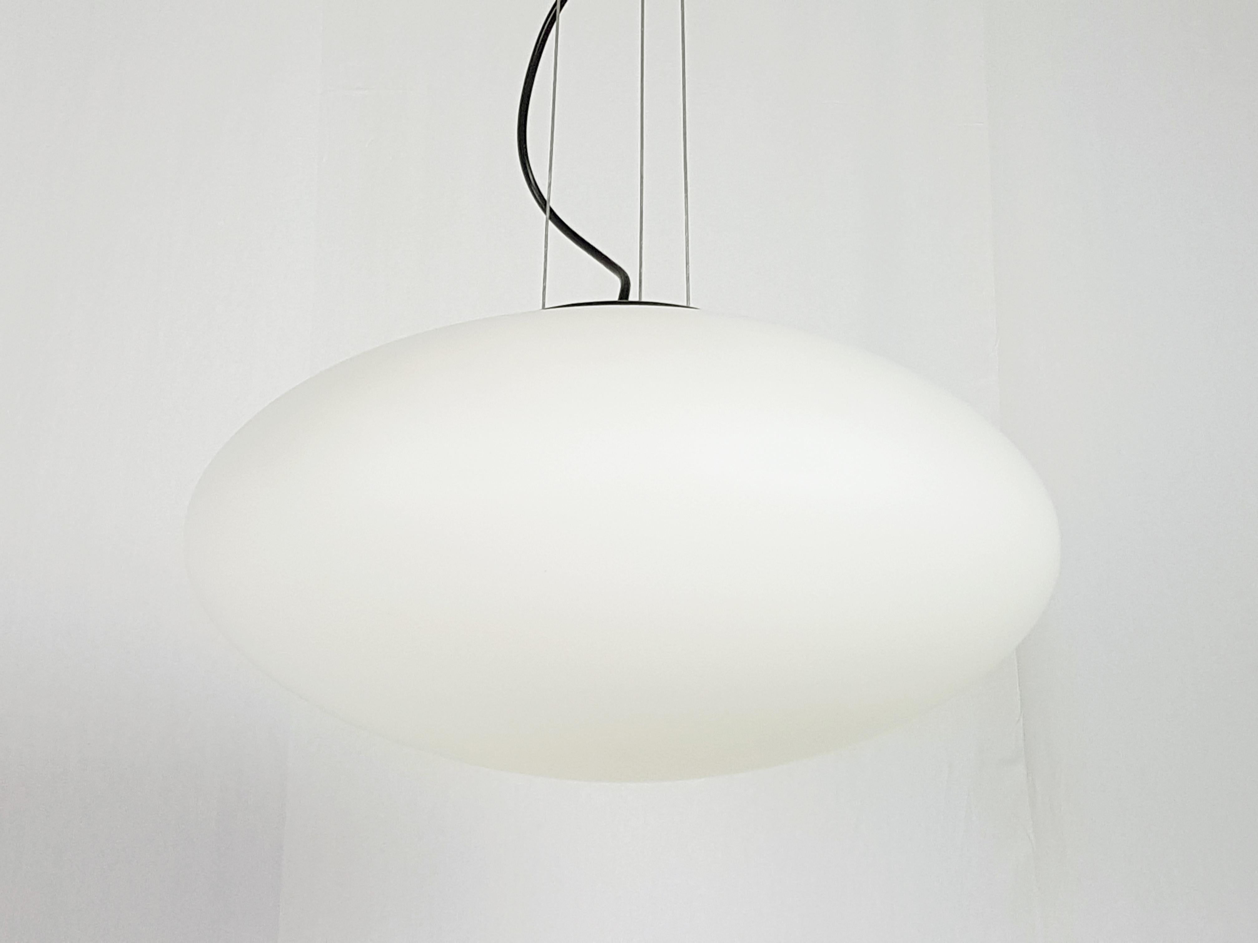 Peint Lampe à suspension italienne à abat-jour ovale noir et blanc des années 1960 dans le style de Stilnovo en vente