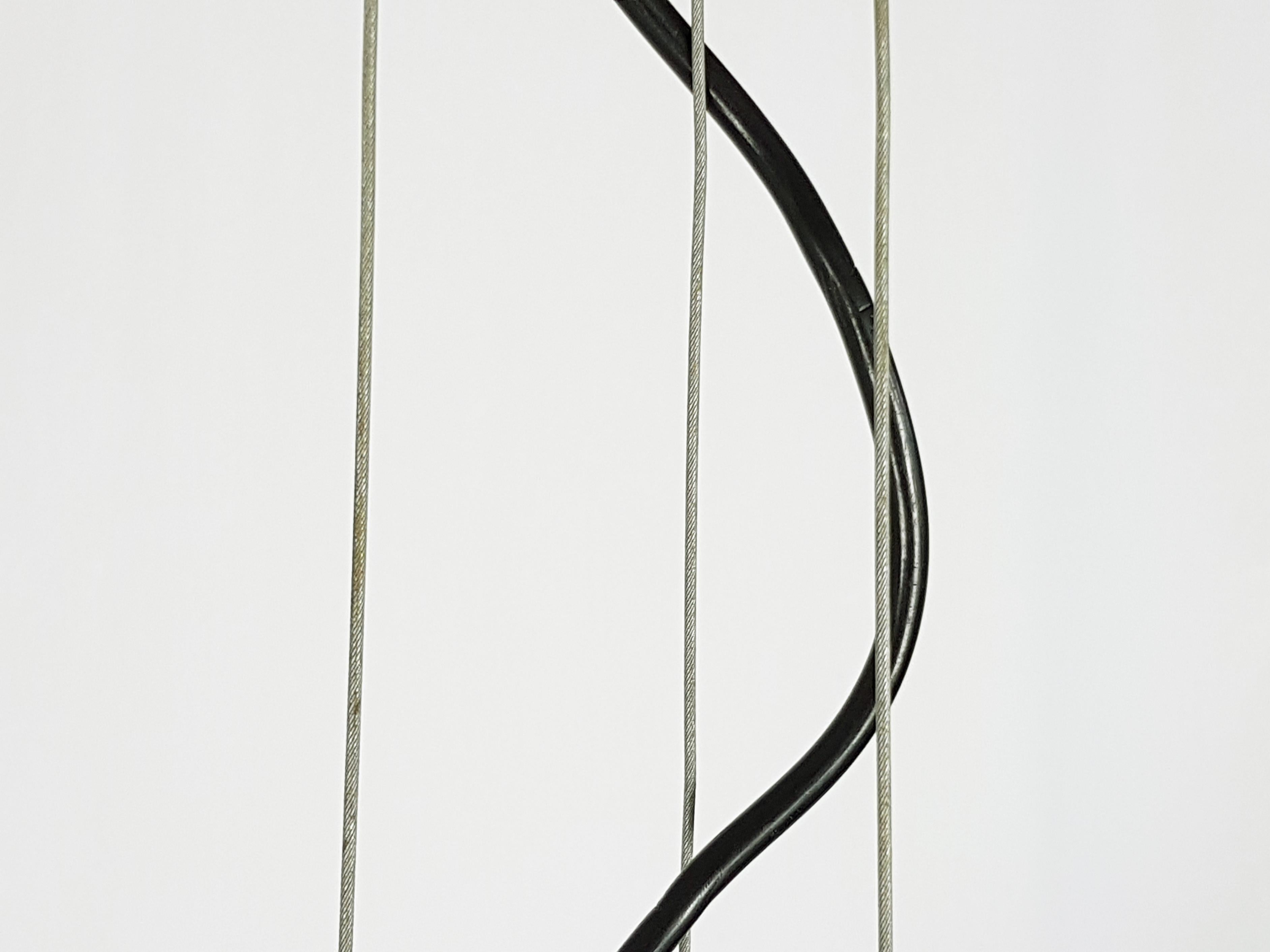 Lampe à suspension italienne à abat-jour ovale noir et blanc des années 1960 dans le style de Stilnovo Bon état - En vente à Varese, Lombardia
