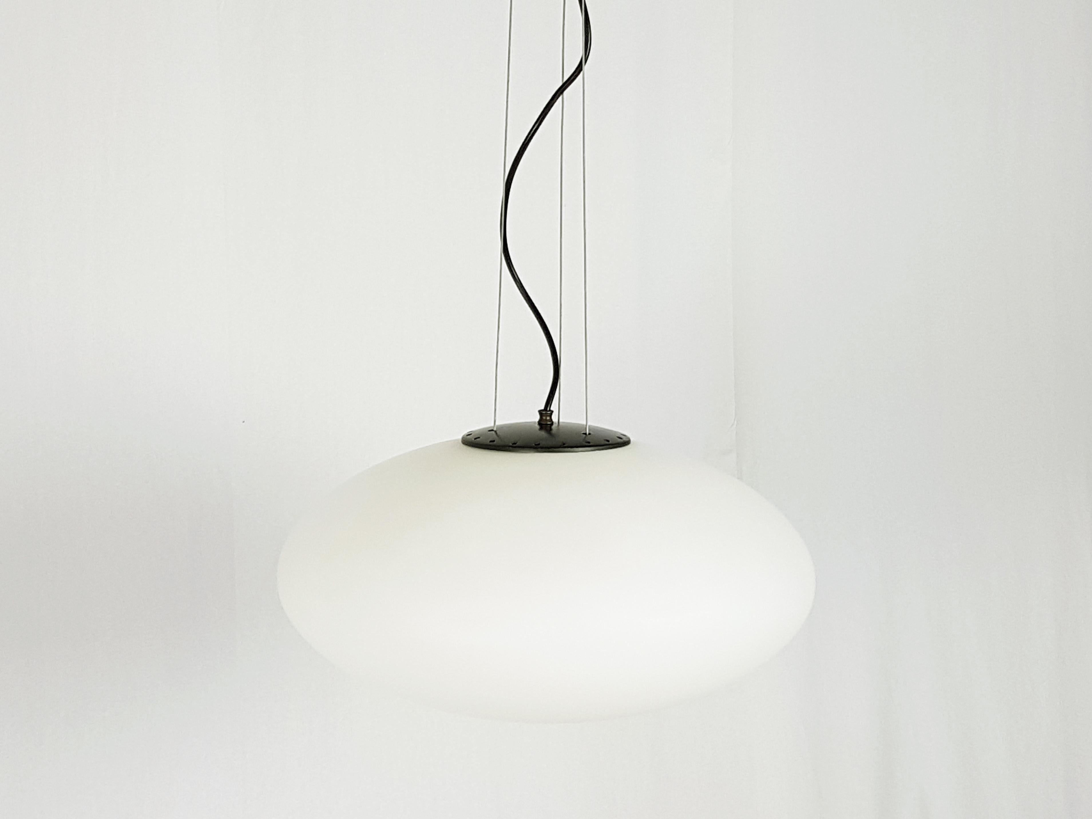 Milieu du XXe siècle Lampe à suspension italienne à abat-jour ovale noir et blanc des années 1960 dans le style de Stilnovo en vente