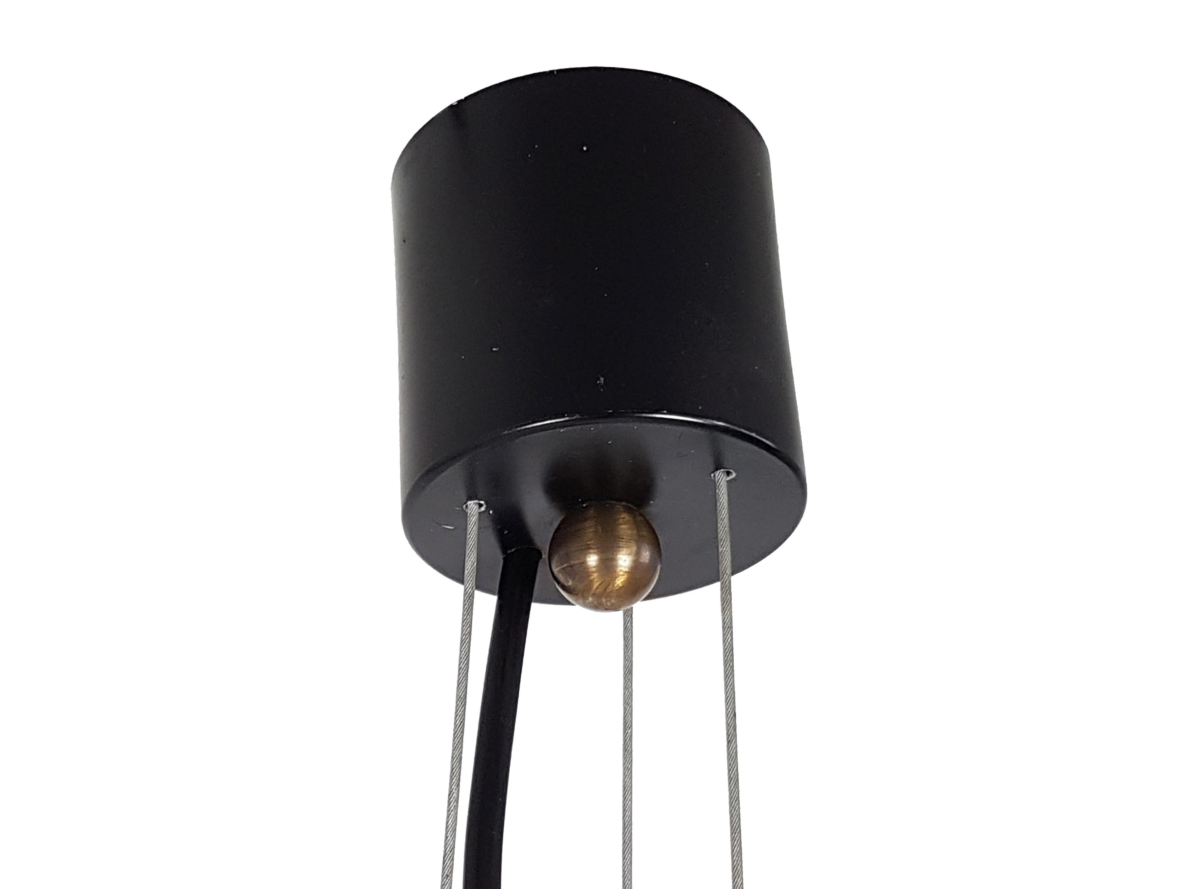 Lampe à suspension italienne à abat-jour ovale noir et blanc des années 1960 dans le style de Stilnovo en vente 1