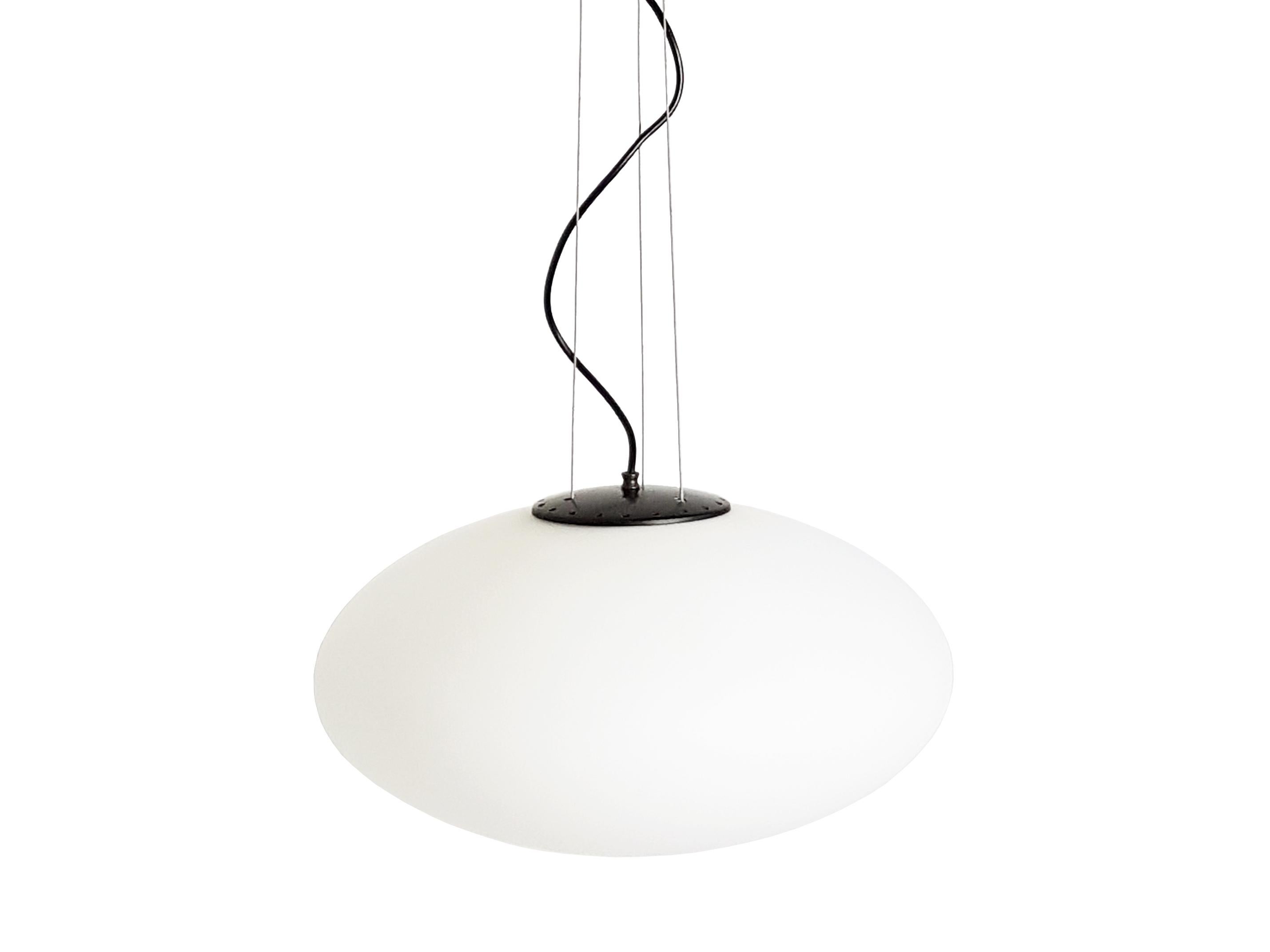 Lampe à suspension italienne à abat-jour ovale noir et blanc des années 1960 dans le style de Stilnovo en vente 2
