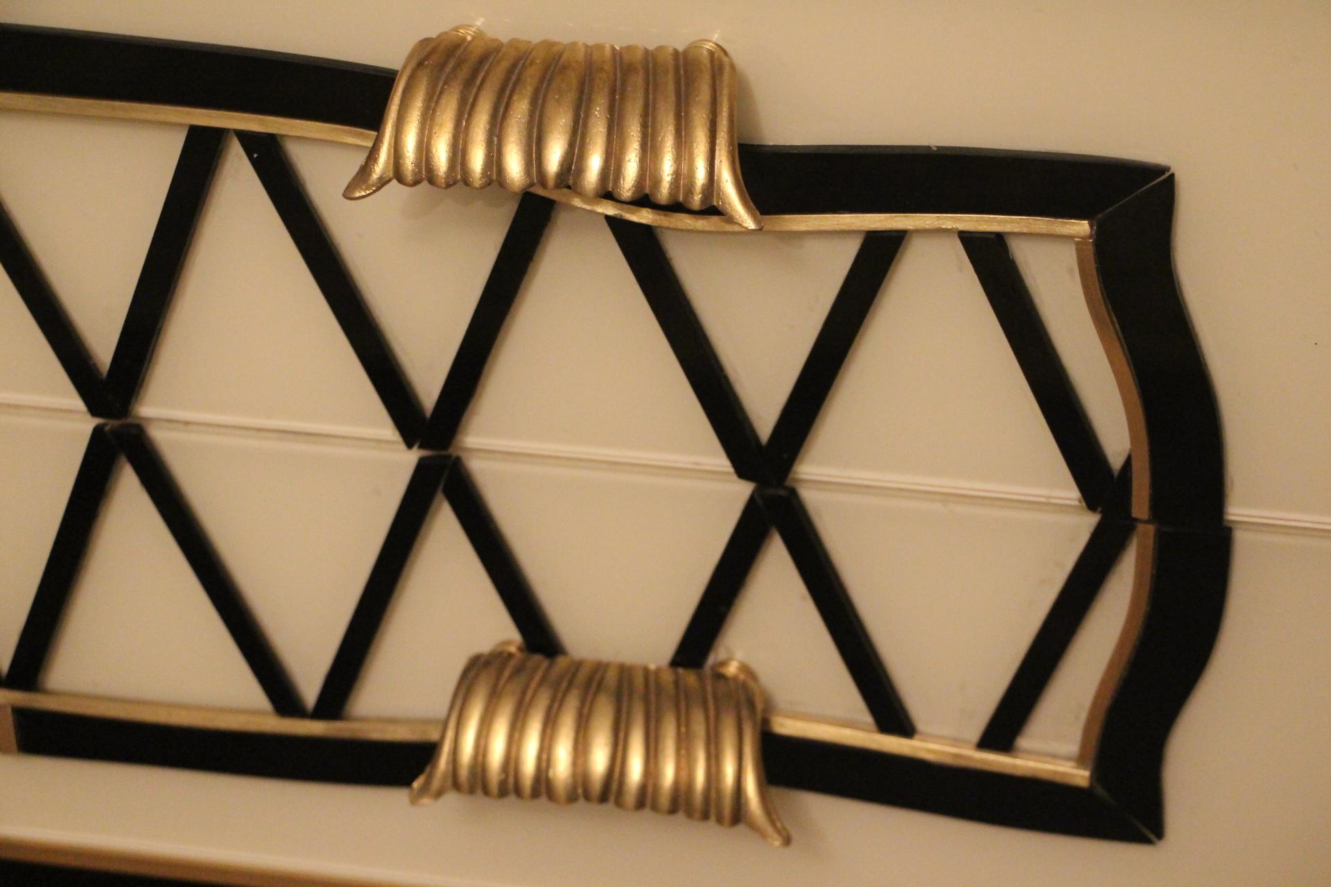 Kommode oder Sideboard aus schwarz-wei getntem Muranoglas mit Messingbeschlgen (Italienisch) im Angebot