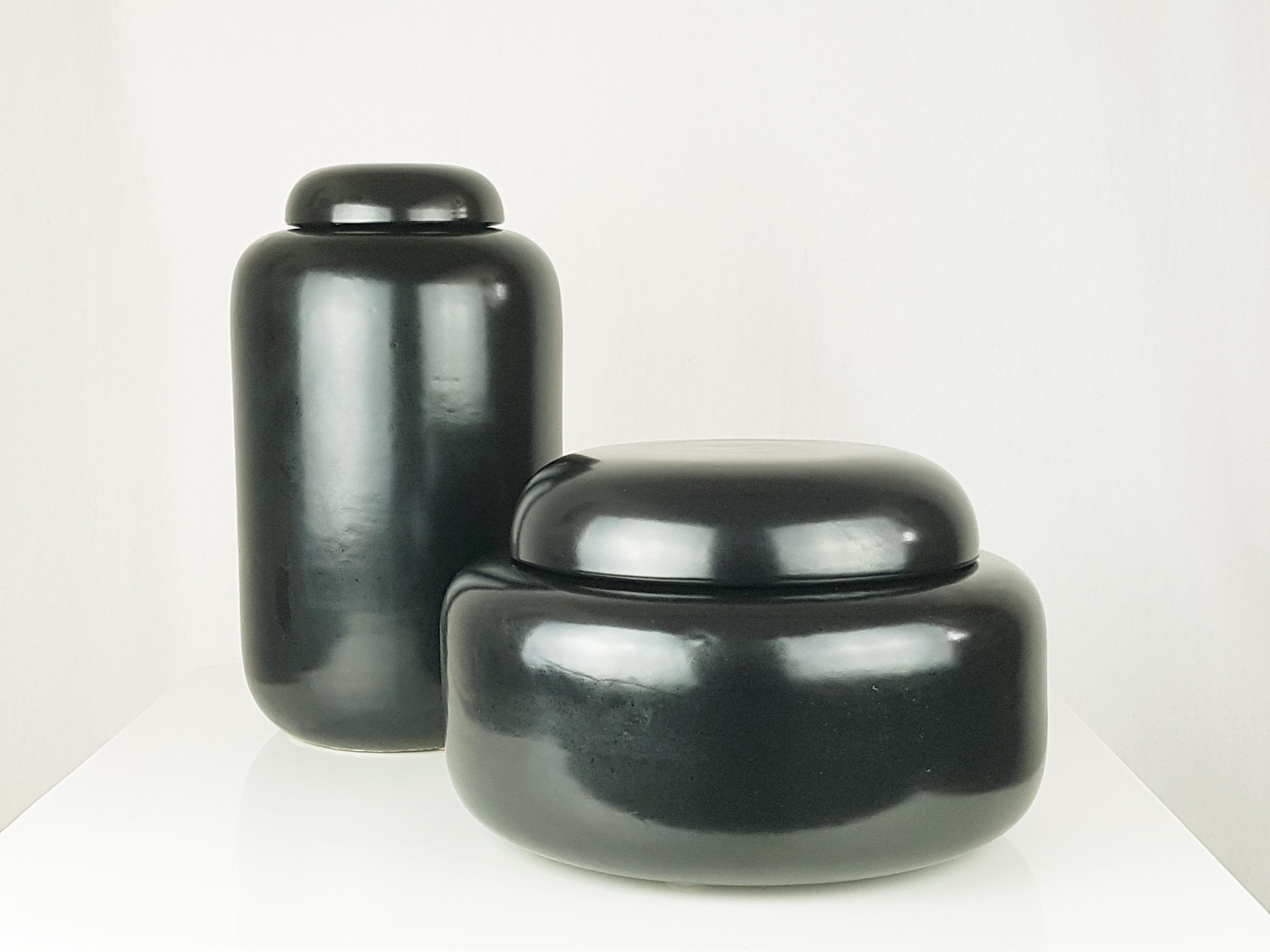 Ensemble de 2 boîtes en céramique noire produites en Italie entre les années 70 et 80. Etat neuf.
boîte haute : cm 31,5h x 18d
boîte basse : cm 27h x 17d.