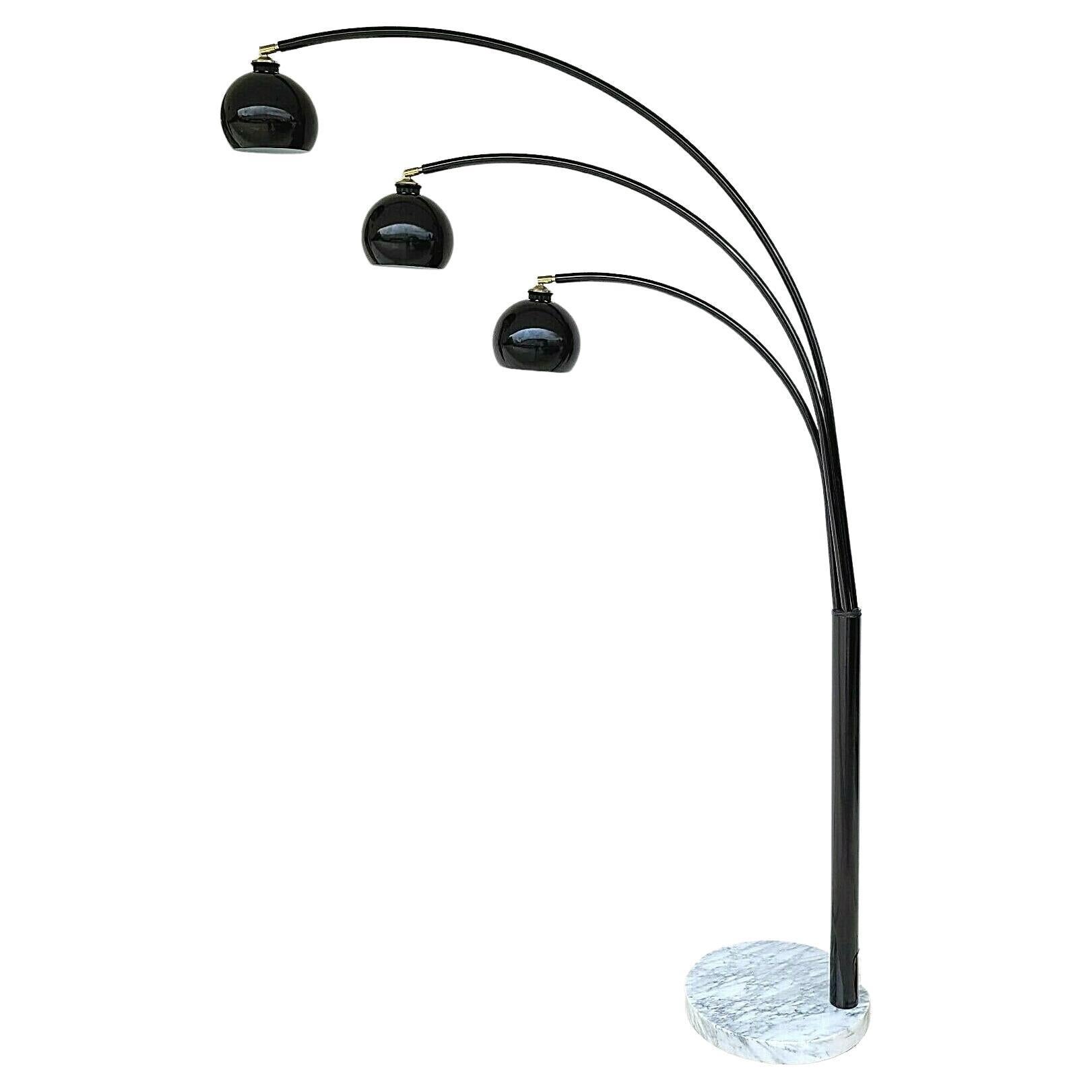 Lampadaire à arc italien en chrome noir et marbre de style Guzzini en vente