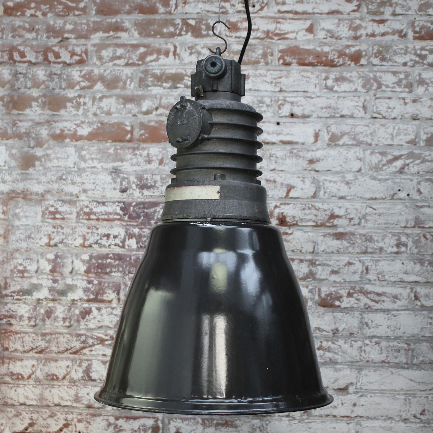 Italian Black Enamel Vintage Industrial Pendant Lights In Good Condition For Sale In Amsterdam, NL