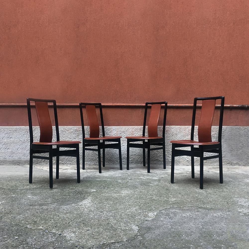 Italienische Stühle aus schwarz emailliertem Holz und Leder, 1980er Jahre
Stühle mit Gestell aus schwarz emailliertem Holz, Sitz und gebogene Rückenlehne aus Leder
Sehr guter Zustand.