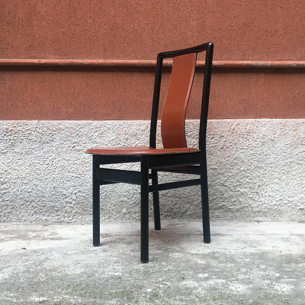 Italienische Stühle aus schwarz emailliertem Holz und Leder:: 1980er Jahre (Moderne) im Angebot