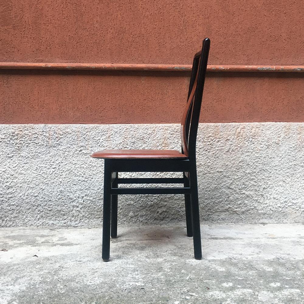 Italienische Stühle aus schwarz emailliertem Holz und Leder:: 1980er Jahre im Zustand „Gut“ im Angebot in MIlano, IT