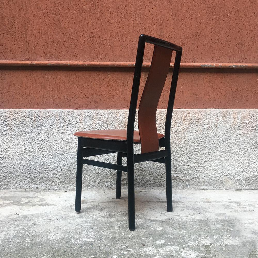 Italienische Stühle aus schwarz emailliertem Holz und Leder:: 1980er Jahre (Ende des 20. Jahrhunderts) im Angebot
