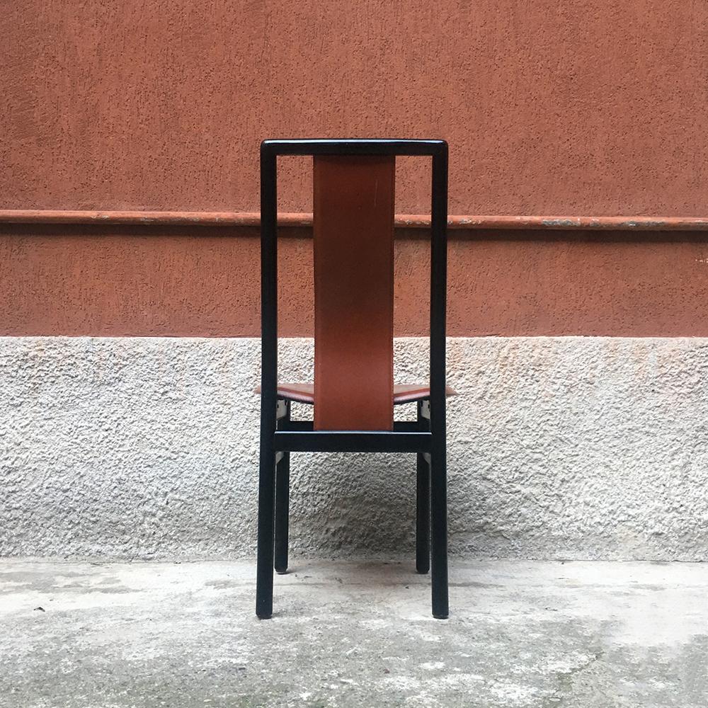 Italienische Stühle aus schwarz emailliertem Holz und Leder:: 1980er Jahre im Angebot 1