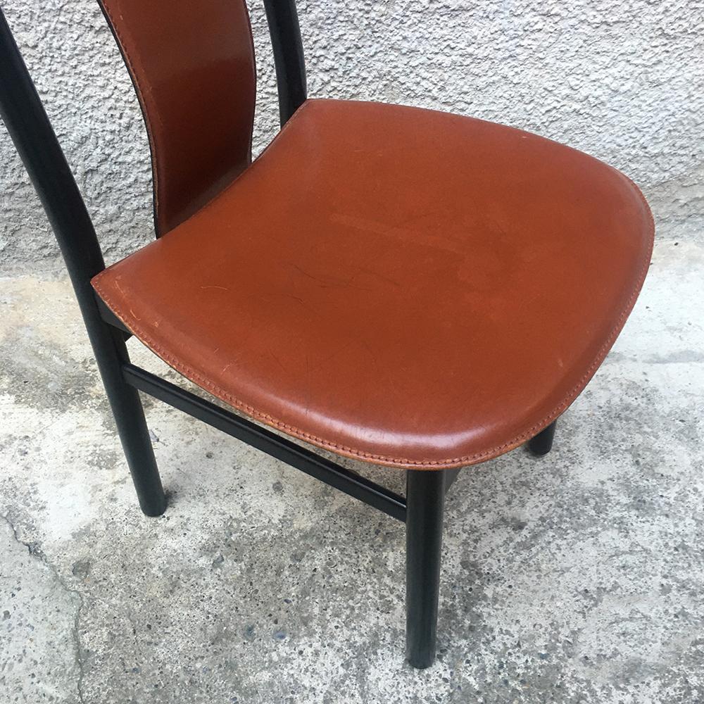 Italienische Stühle aus schwarz emailliertem Holz und Leder:: 1980er Jahre im Angebot 2