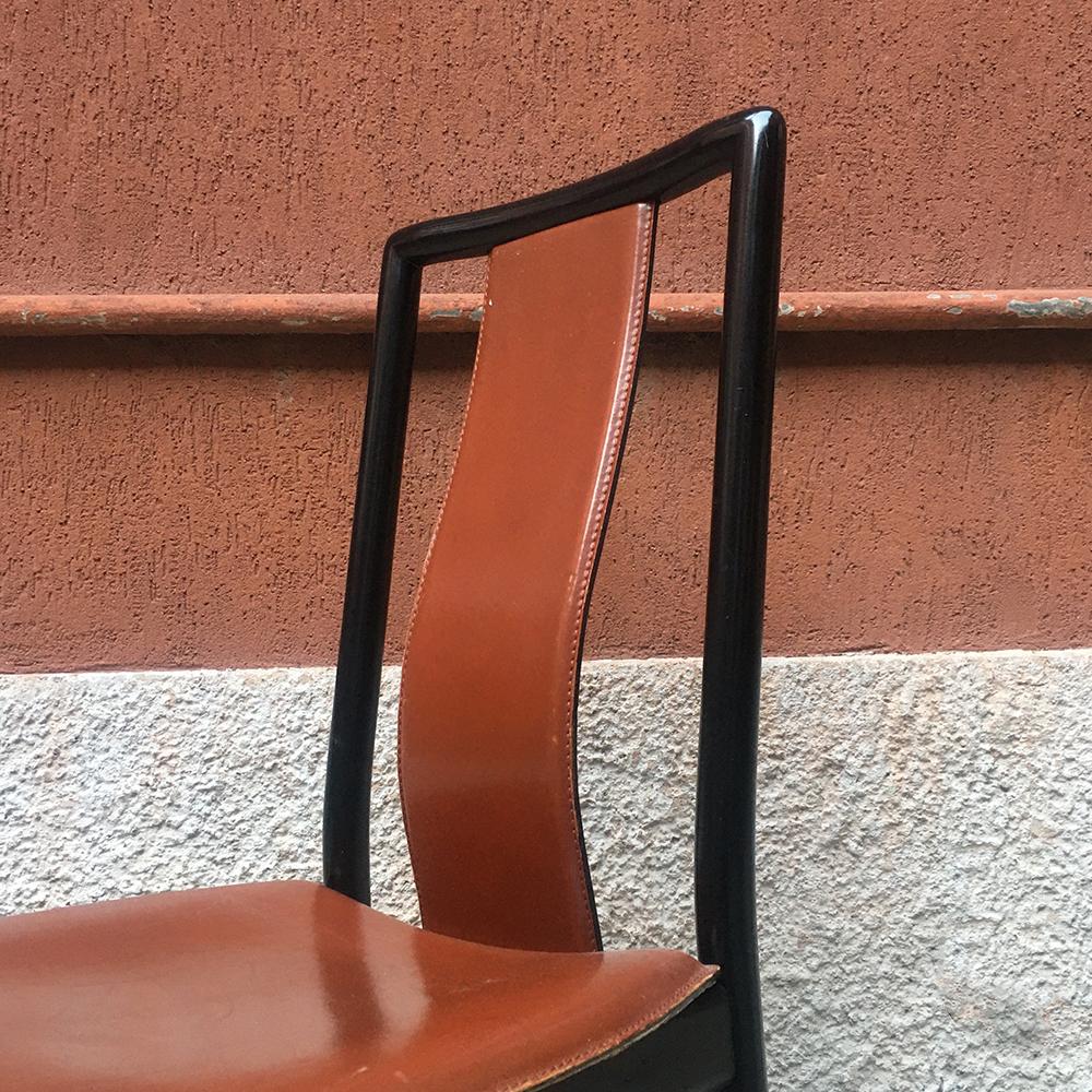 Italienische Stühle aus schwarz emailliertem Holz und Leder:: 1980er Jahre im Angebot 3