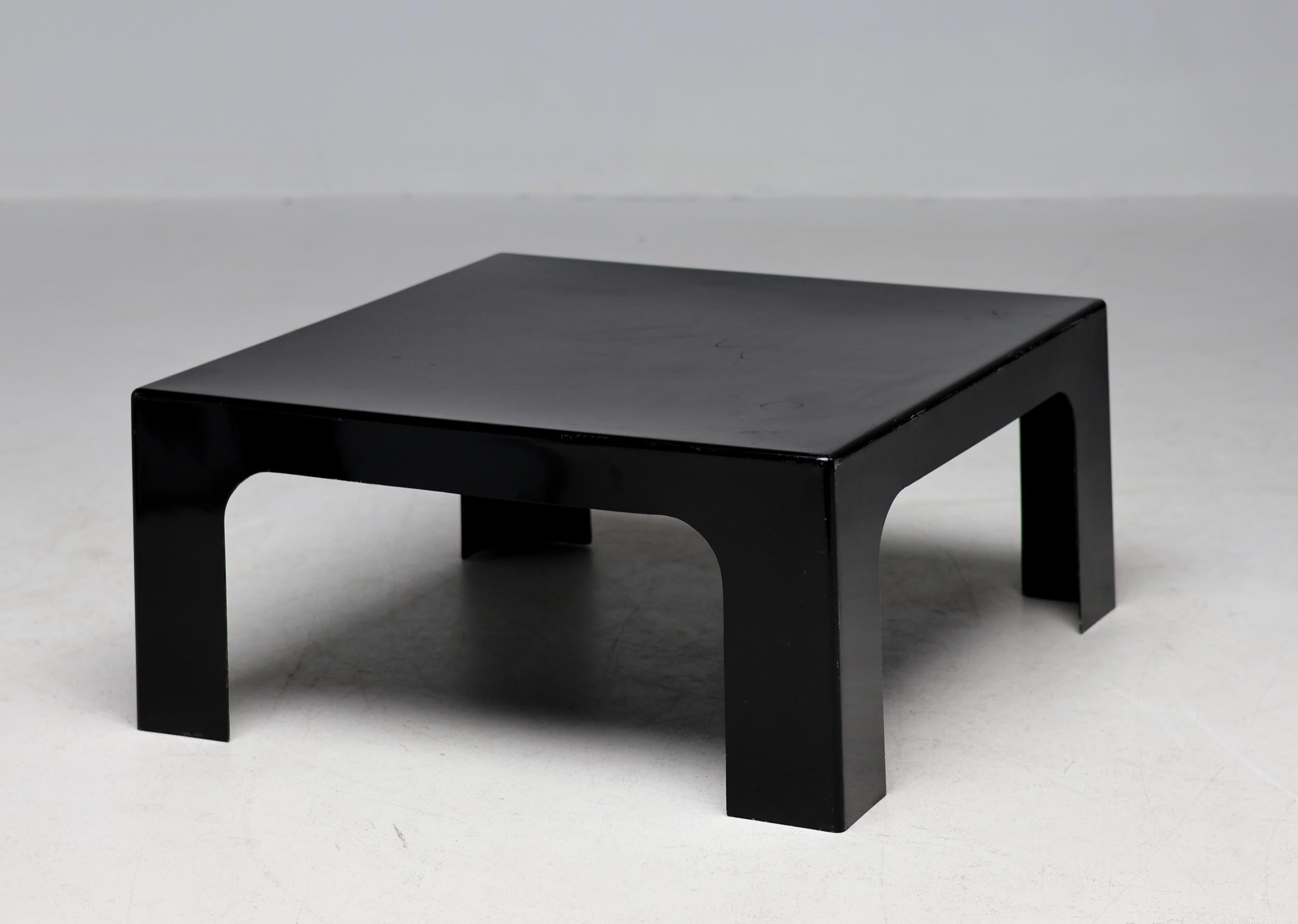Italian Black Fiberglass Coffee Table In Good Condition For Sale In Dronten, NL