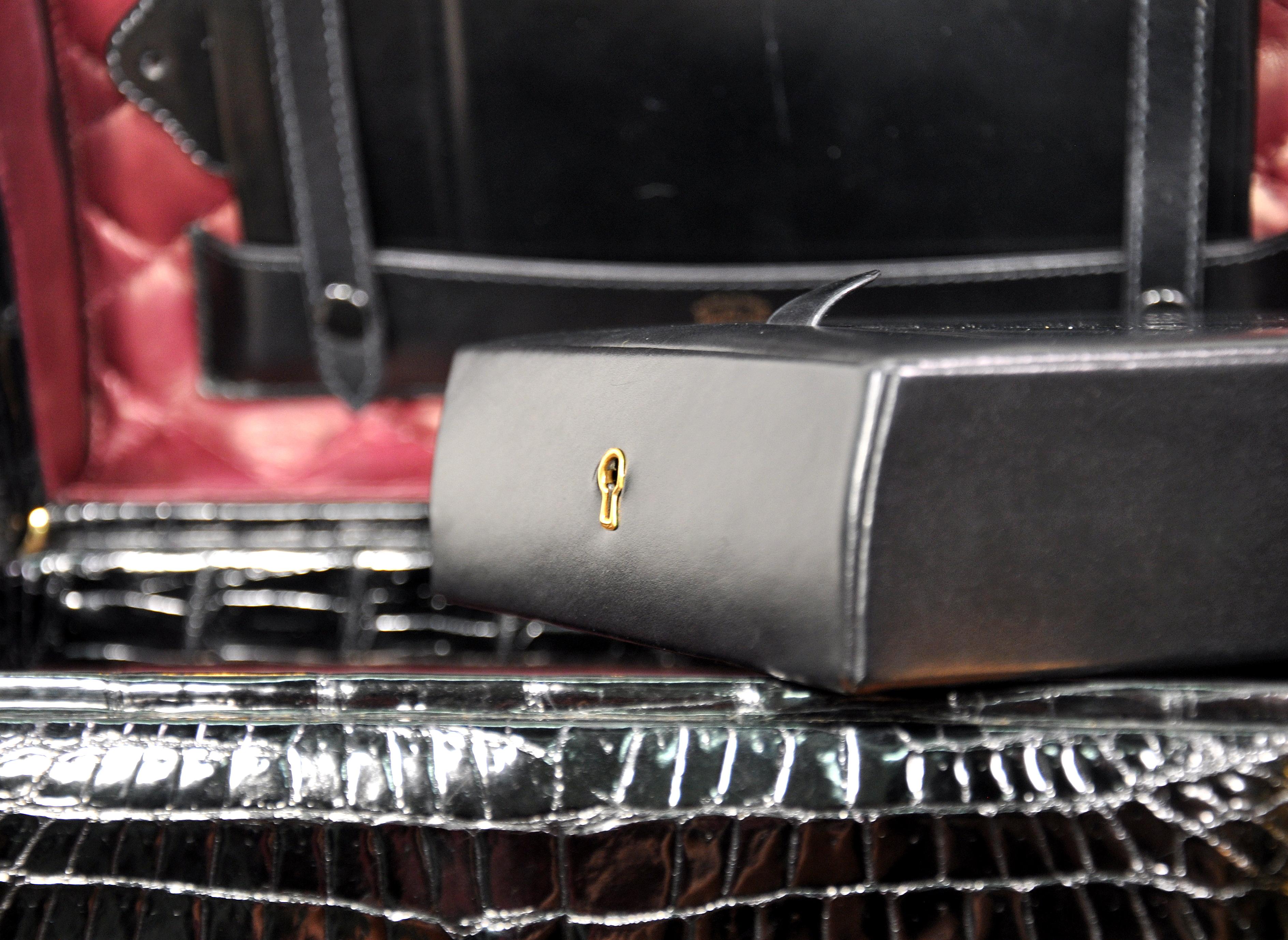 Italian Genuine Black Crocodile Train Beauty & Jewelry Case by Revlon, 1960s For Sale 1