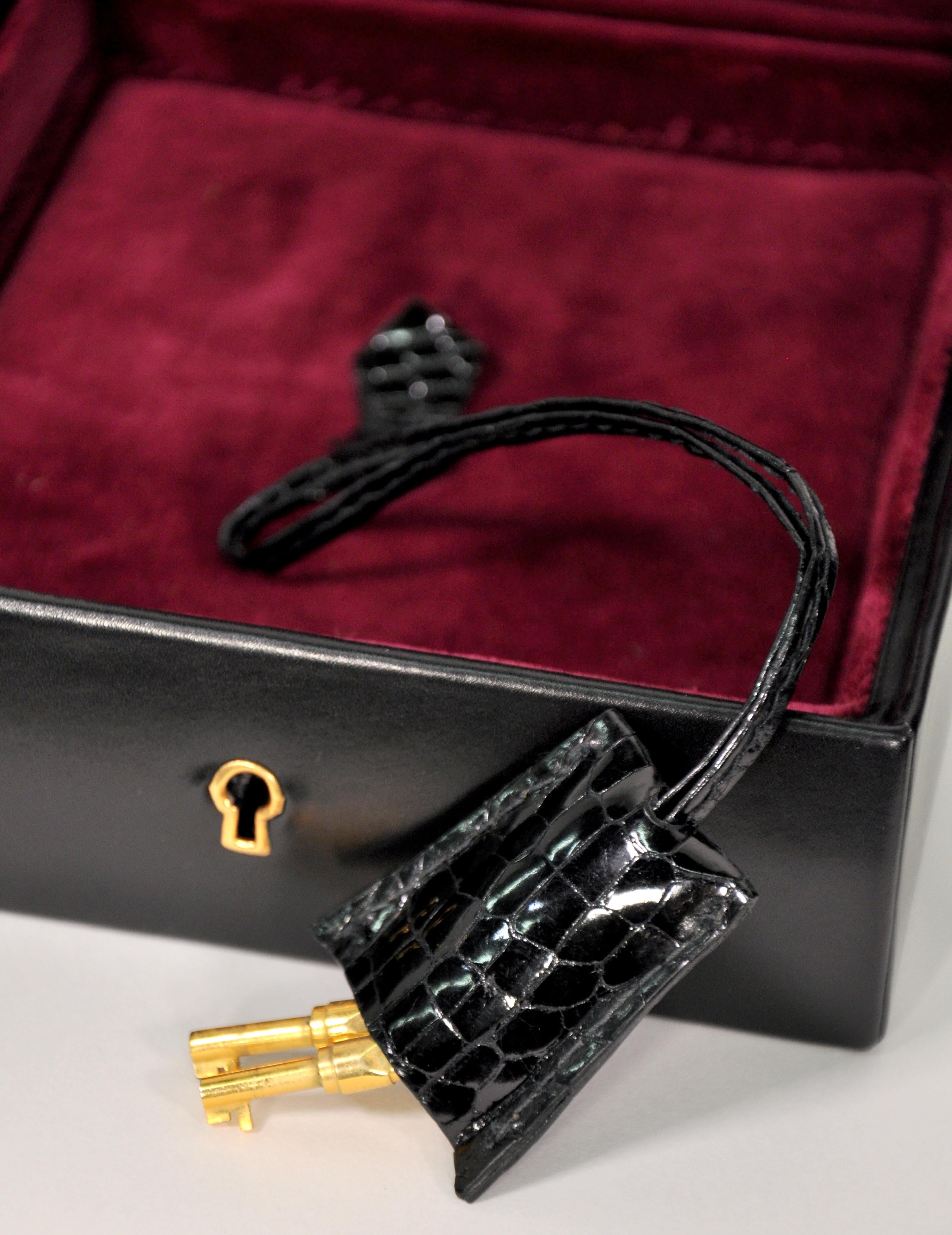 Italian Genuine Black Crocodile Train Beauty & Jewelry Case by Revlon, 1960s In Excellent Condition For Sale In Miami, FL
