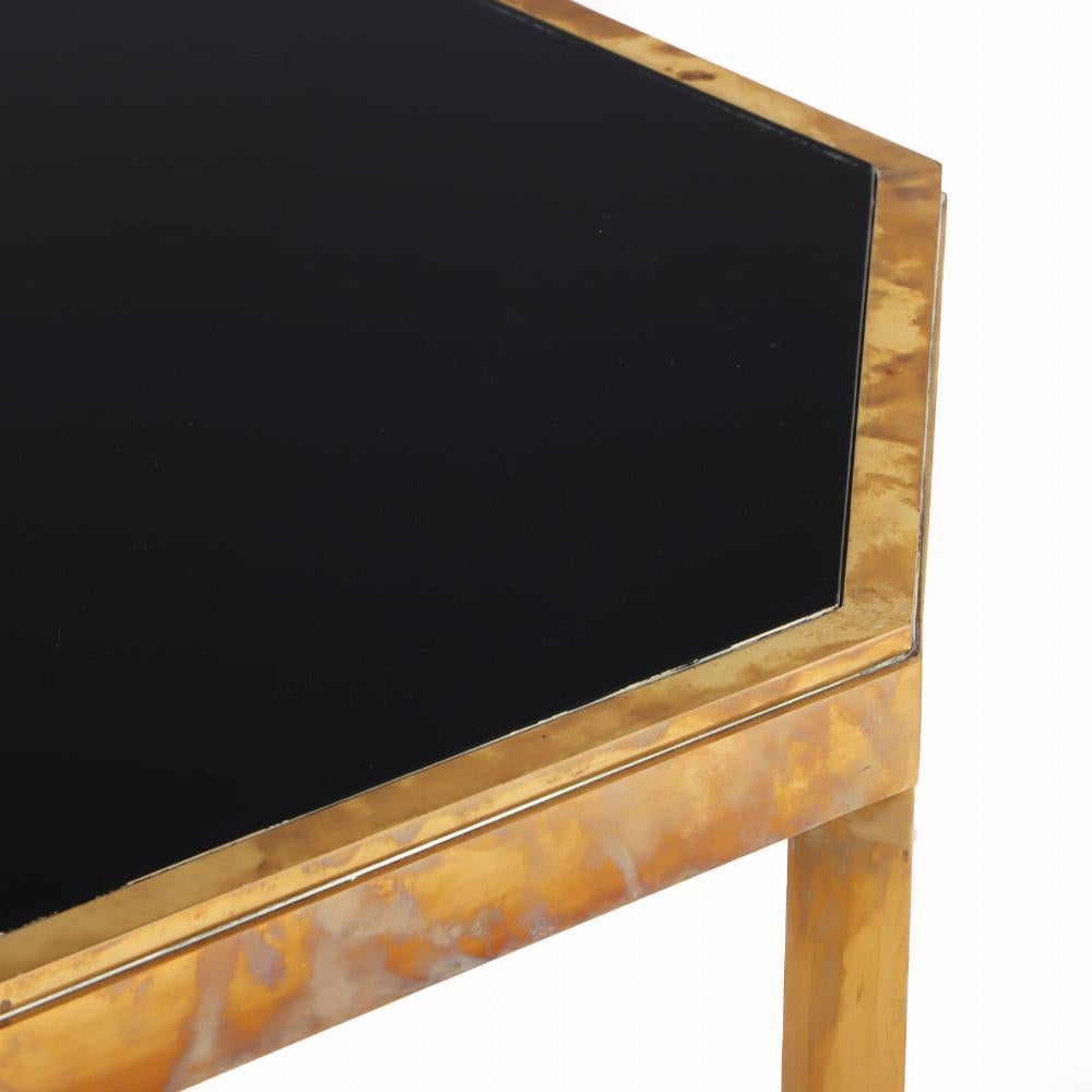 Esta glamurosa pieza presenta una elegante tapa de cristal negro enmarcada con un ribete de latón pulido, que encarna la estética sofisticada y glamurosa del diseño italiano de los años setenta. La mesa incluye dos hojas extensibles, que ofrecen