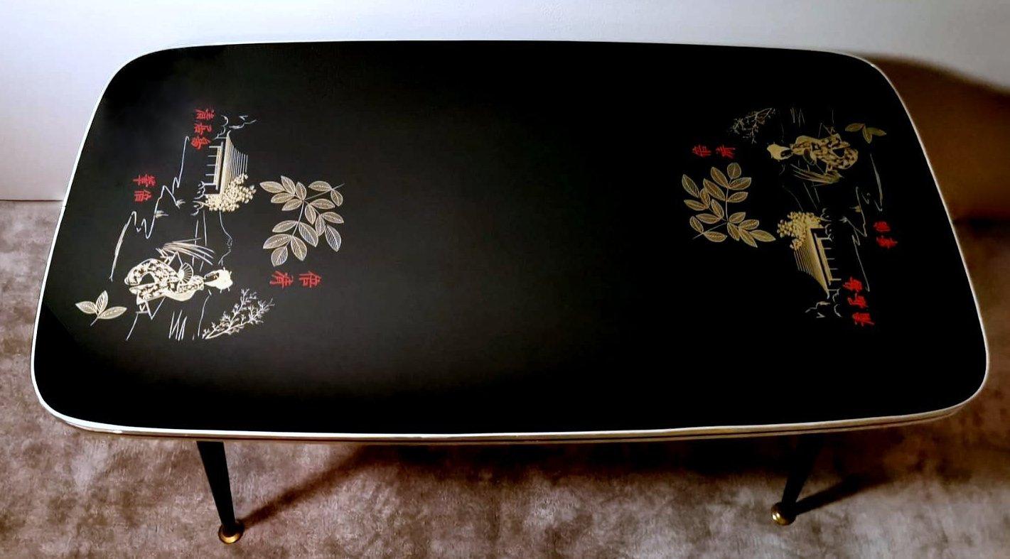 Nous vous invitons à lire la description dans son intégralité, car elle fournit des informations techniques et historiques détaillées permettant de garantir l'authenticité de nos objets.
Une table de canapé particulière et originale, sur le plateau