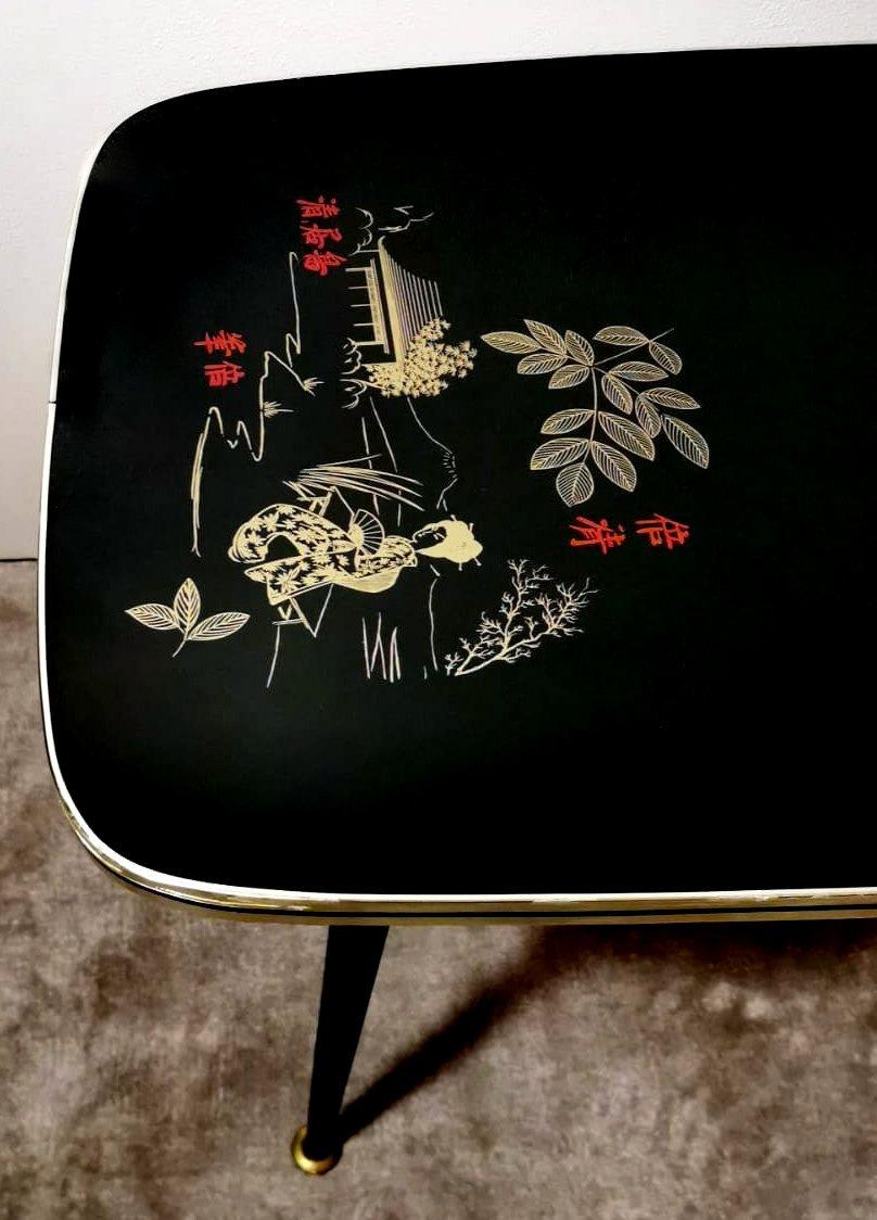 20ième siècle Table de canapé italienne en verre noir, décorations orientales, mod. Rene His en vente