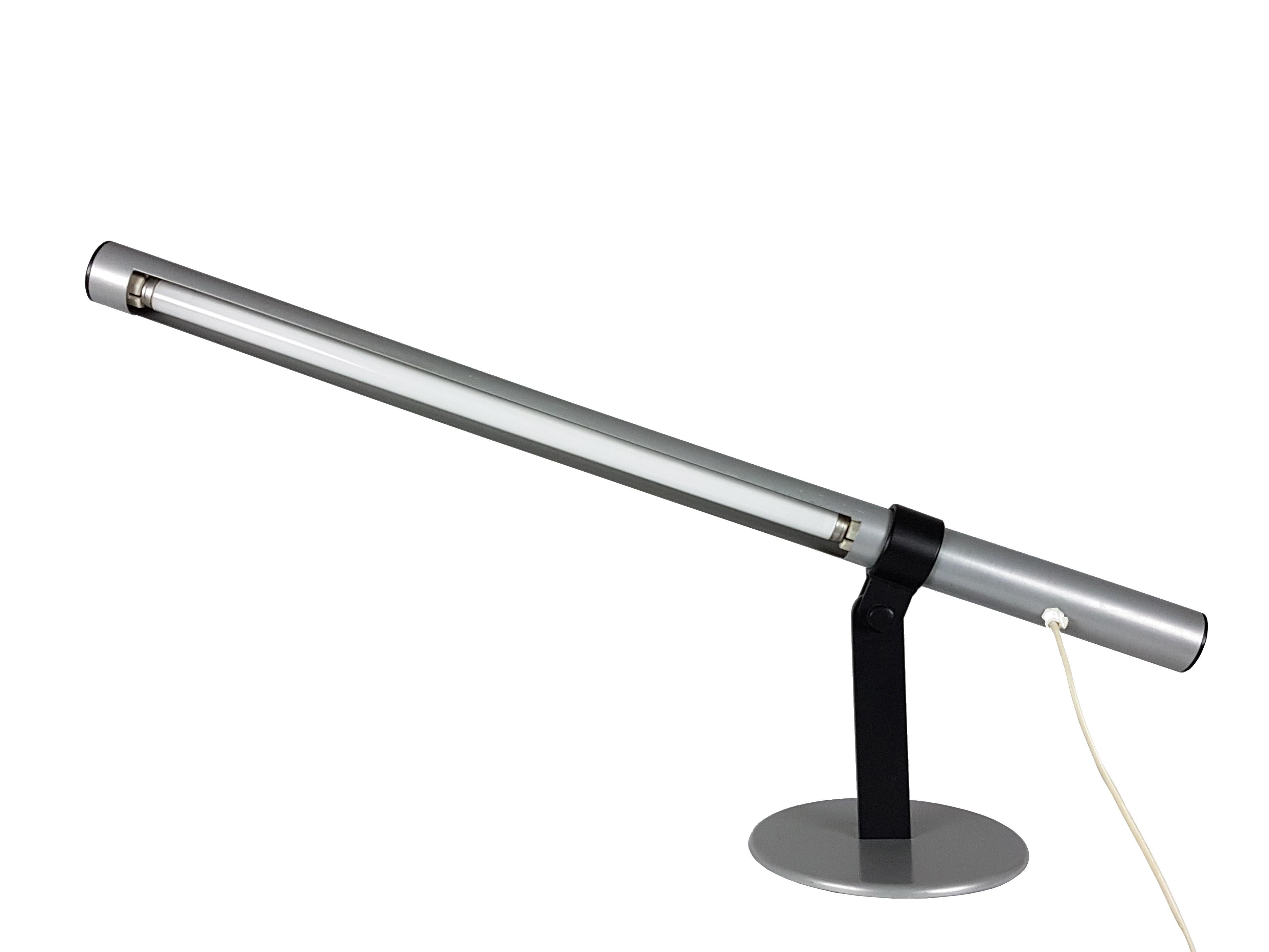Peint Lampe de table italienne des années 1980 en métal noir et gris avec néon en vente