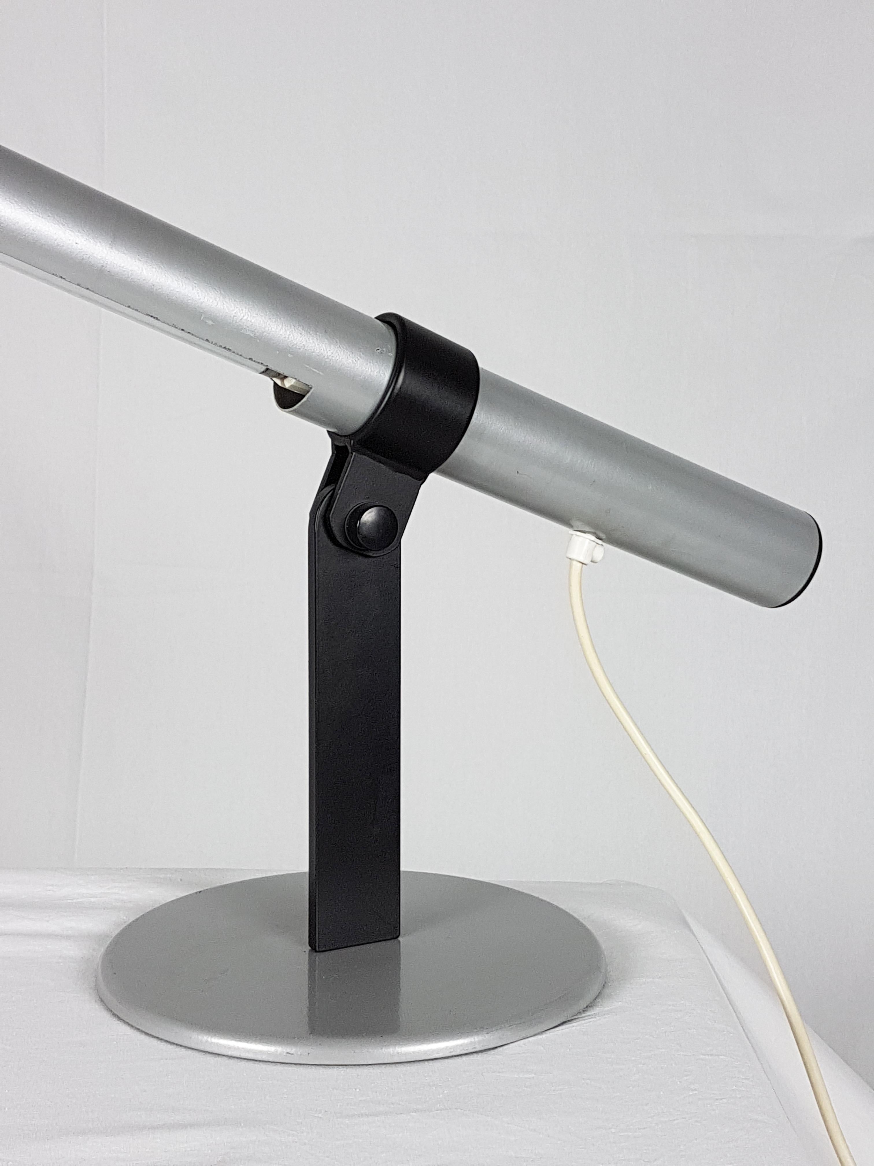 Late 20th Century Italian black & grey metal 1980s table lamp with neon For Sale