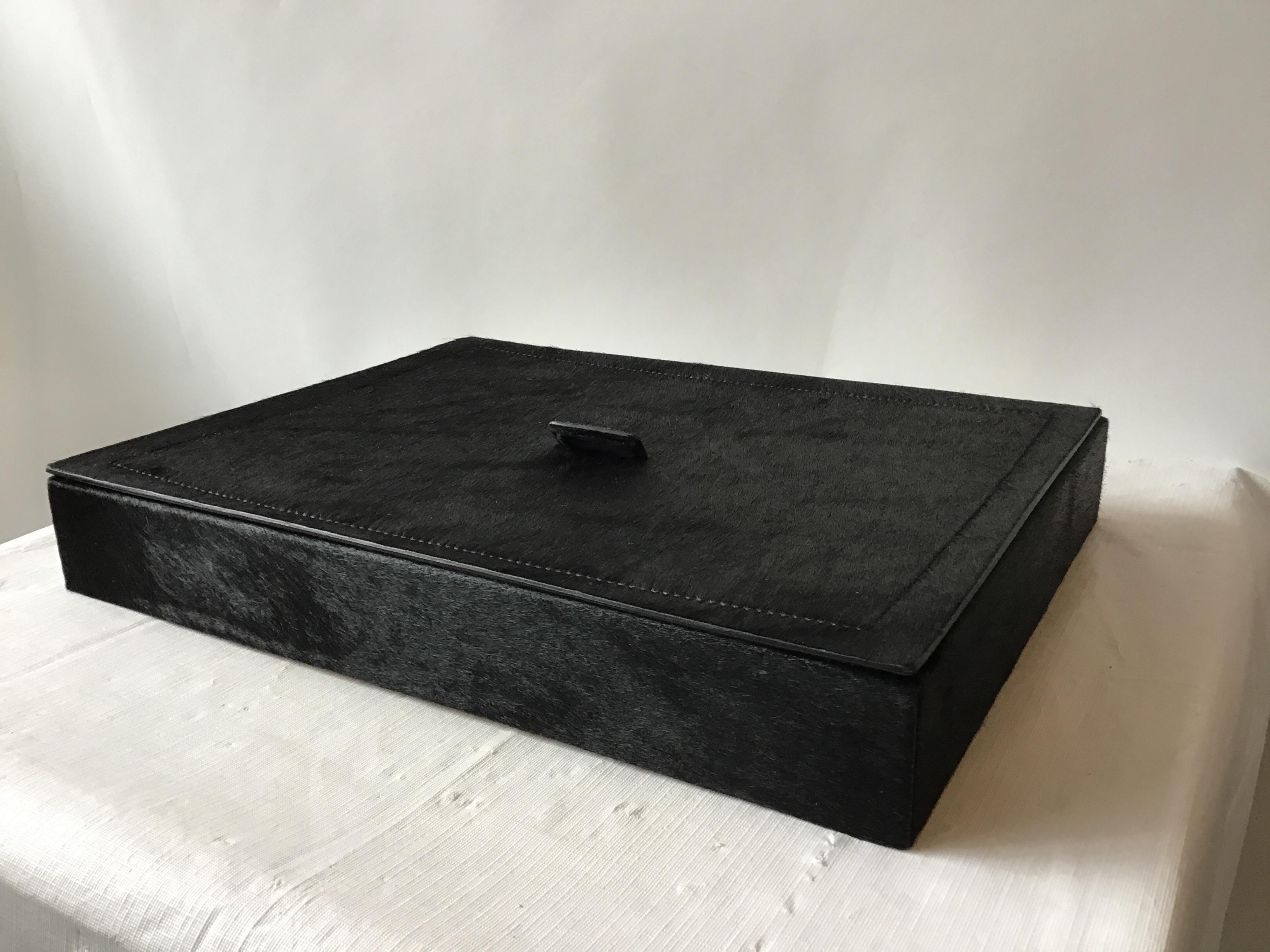 Boîte en cuir noir de B. Home interiors (maintenant appelé Giobagnara), fabriquée en Italie. Le prix d'origine était de 1250,00. D'une propriété d'East Hamptons.