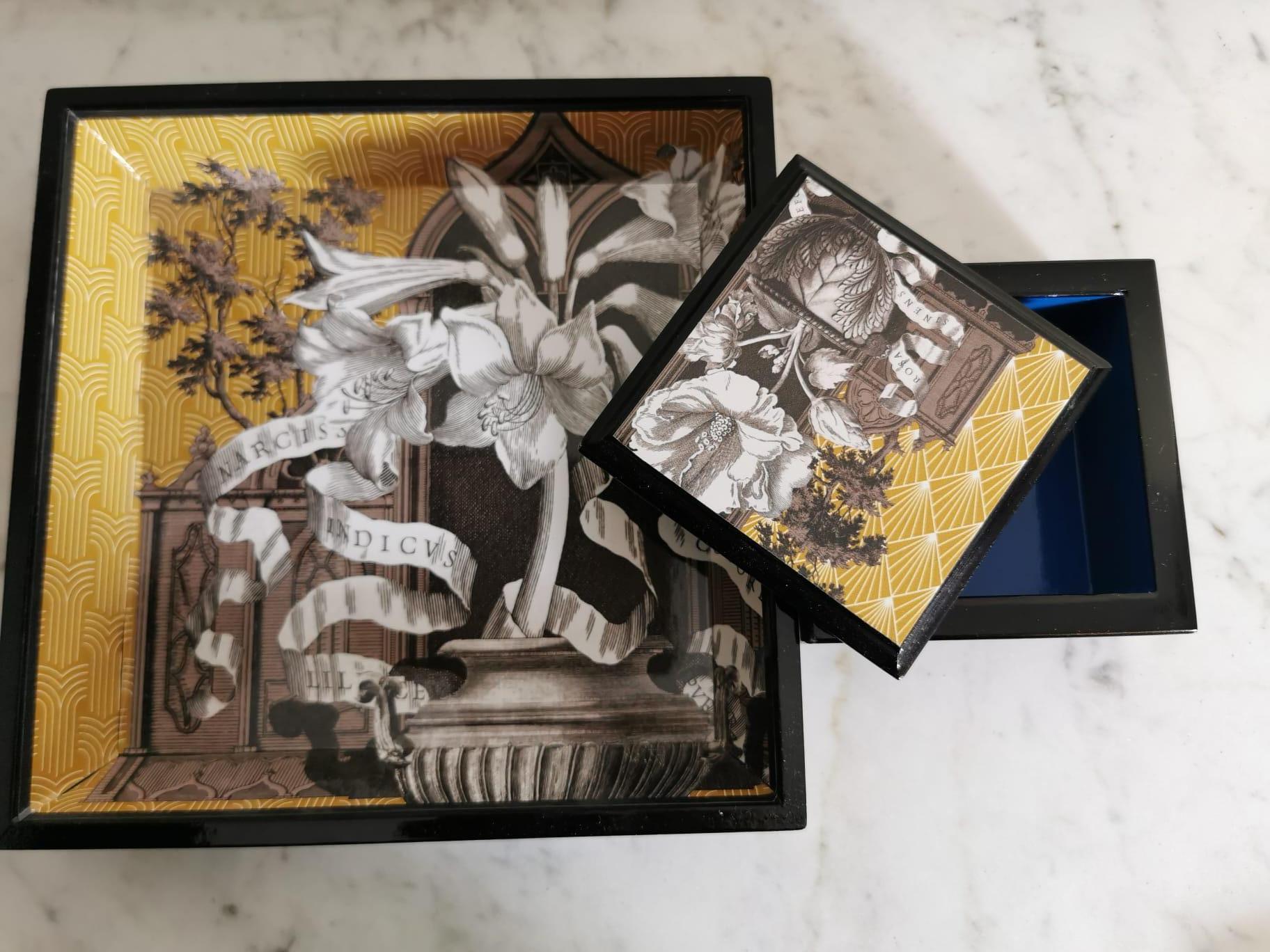 Italian Black Lacquered and Printed Wooden Box and Little Square Tray In New Condition In Scandicci, Florence