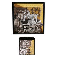 Italienisches, schwarz lackiertes und bedrucktes Holzkästchen und kleines quadratisches Tablett