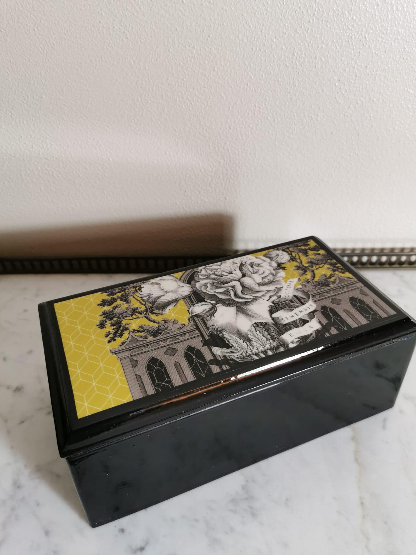 Italian Black Lacquered and Printed Wooden Box In New Condition In Scandicci, Florence