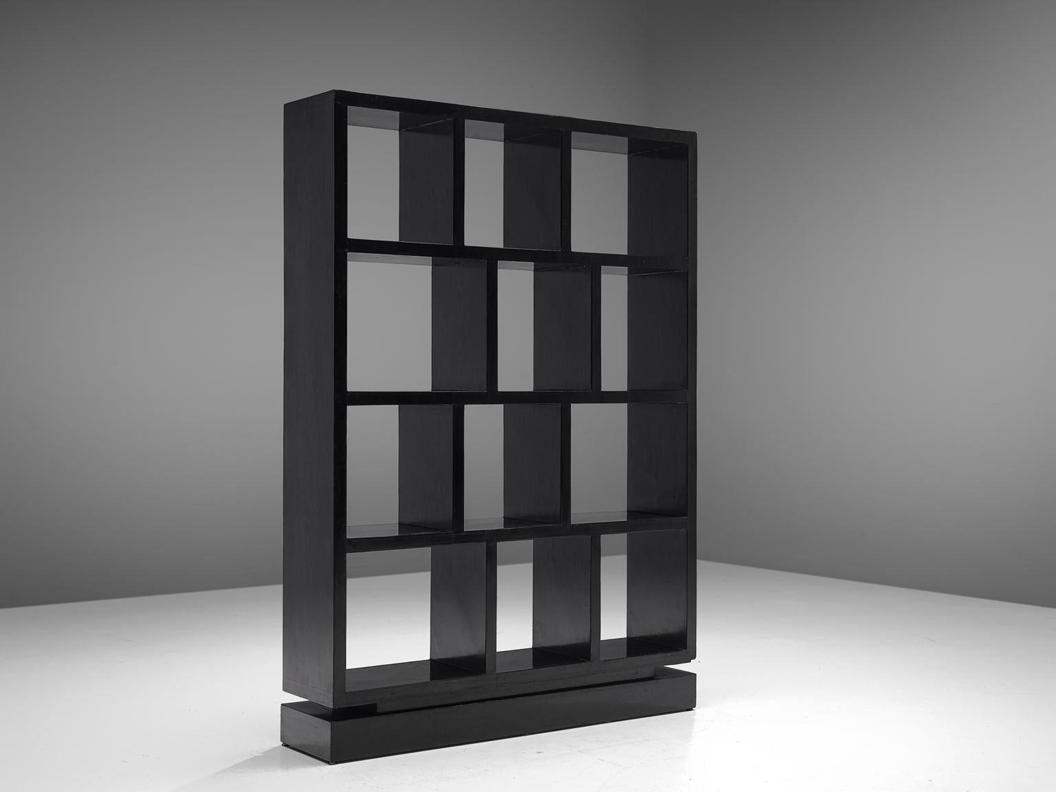 Large bookcase in the style of Osvaldo Borsani, black veneered wood and metal, Italy, 1950s.

Elegant black lacquered bookcase. With its thick, high gloss lacquered lines the pieces have a graphical expression. The storage unit rests on a large