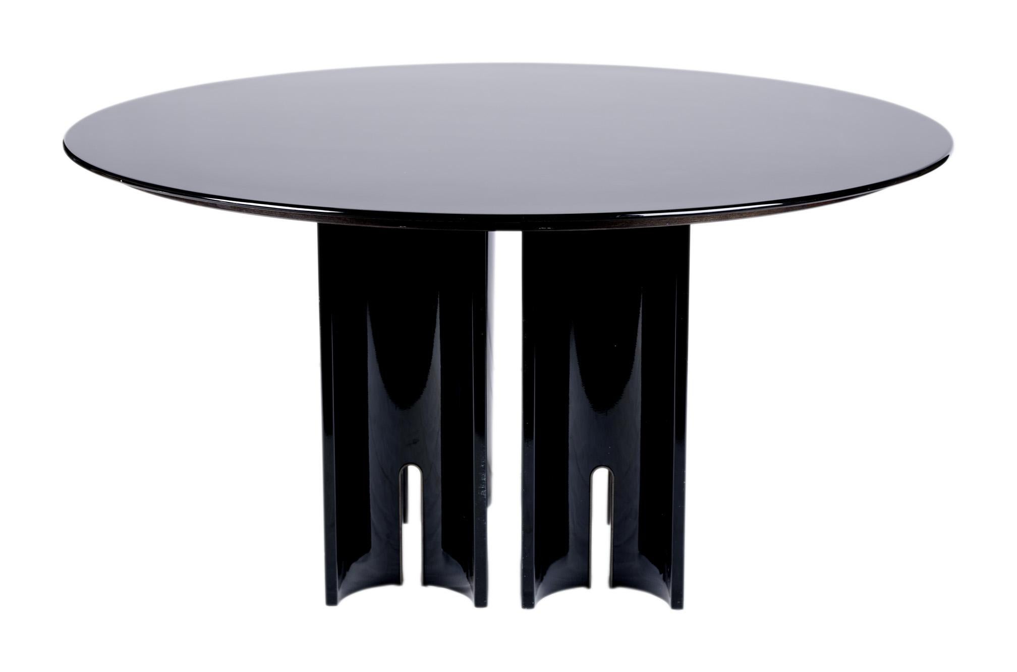 Black lacquered wood table by Giovanni Offredi published by Saporiti. Circa 1980.
Black glossy lacquered wood structure. Four legs on which rests a large round top. Table can be completely dismantled.