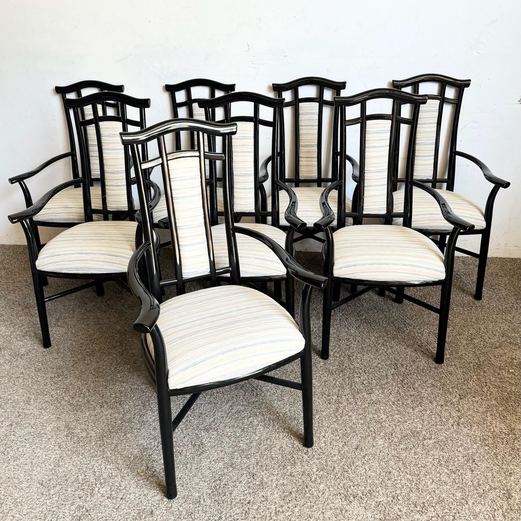 Eleva la tua esperienza culinaria con questo splendido set di 8 poltrone da pranzo scolpite e laccate in nero. Ogni sedia presenta un'elegante finitura laccata nera e dettagli scolpiti che trasudano raffinatezza ed eleganza moderna. La lavorazione