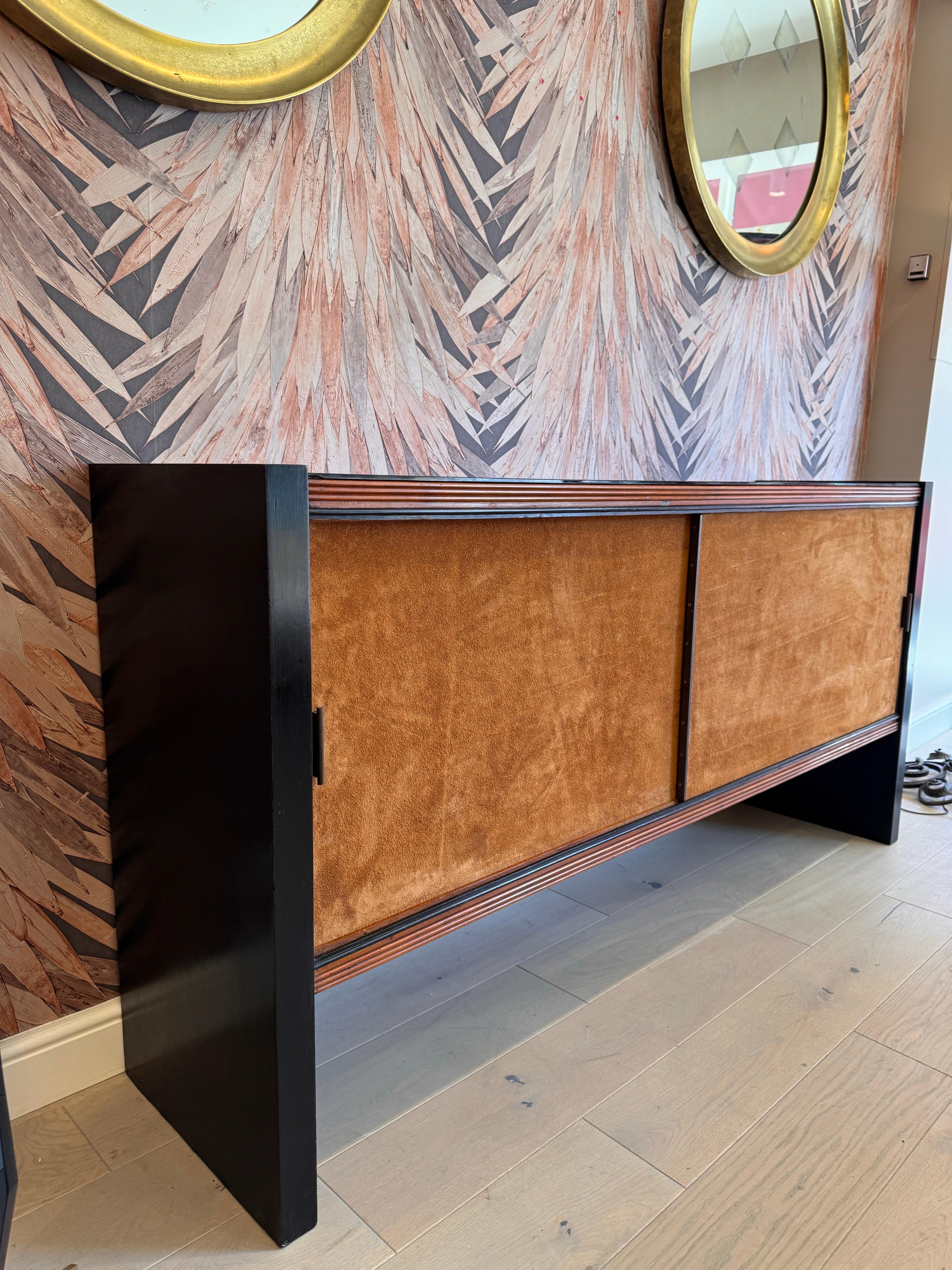 Italienische Kredenz mit schwarz lackiertem Holz und Wildlederfront im Zustand „Gut“ im Angebot in London, GB