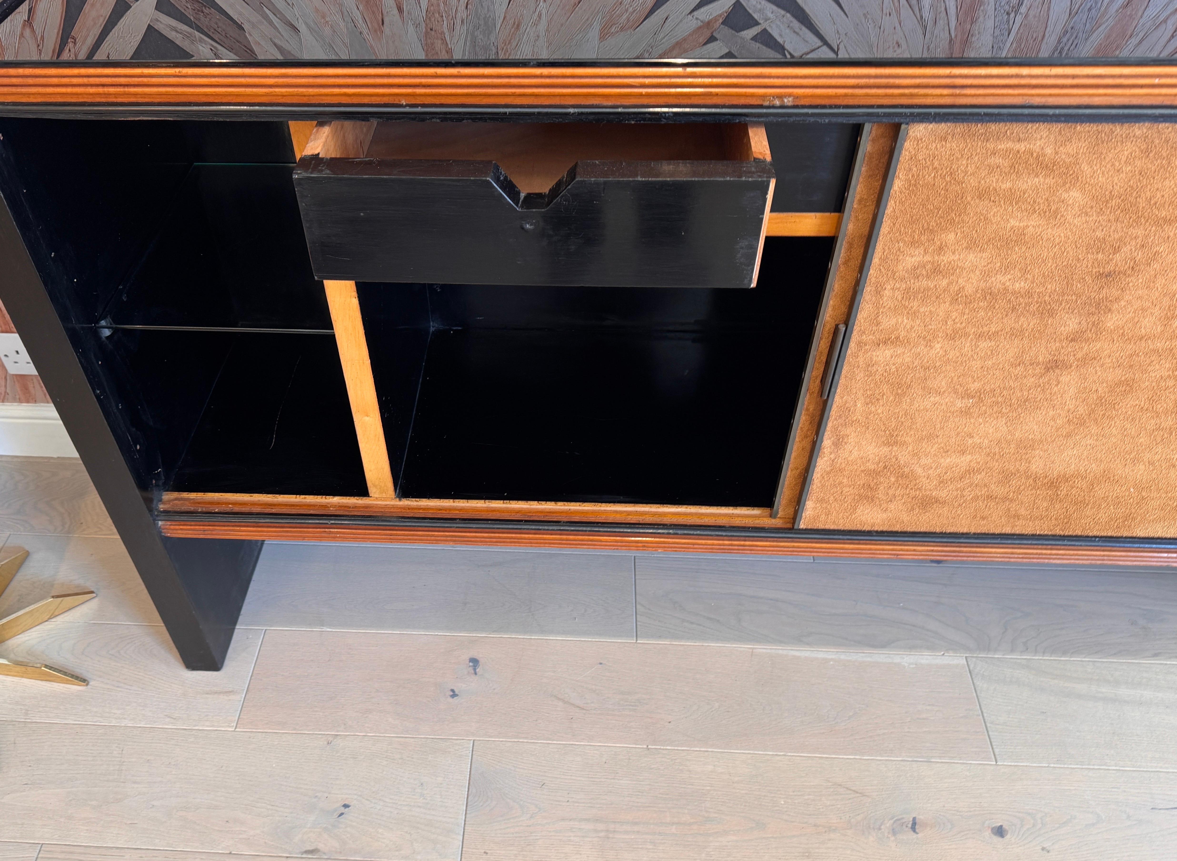 Italienische Kredenz mit schwarz lackiertem Holz und Wildlederfront (Messing) im Angebot