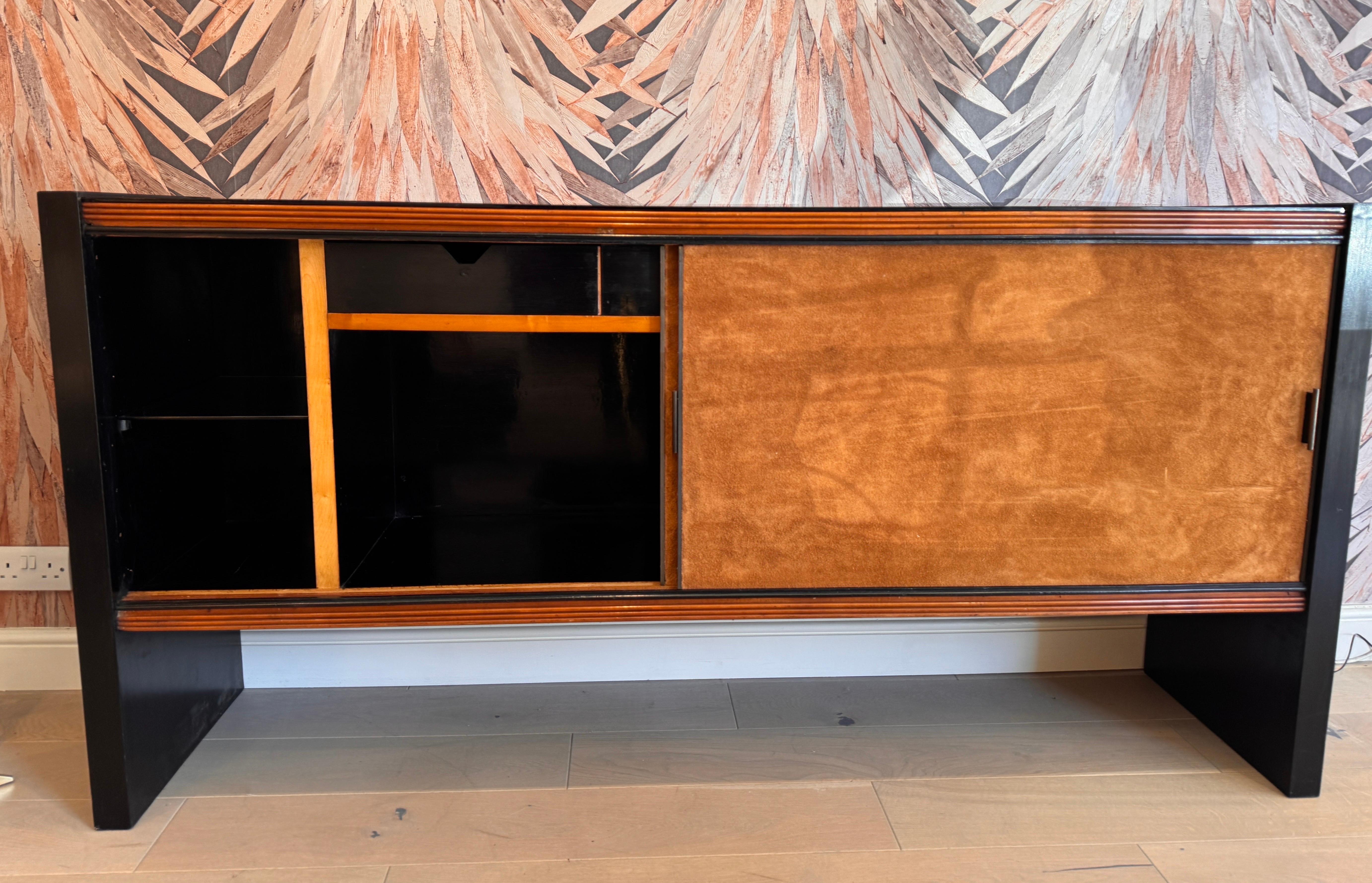 Italienische Kredenz mit schwarz lackiertem Holz und Wildlederfront im Angebot 1