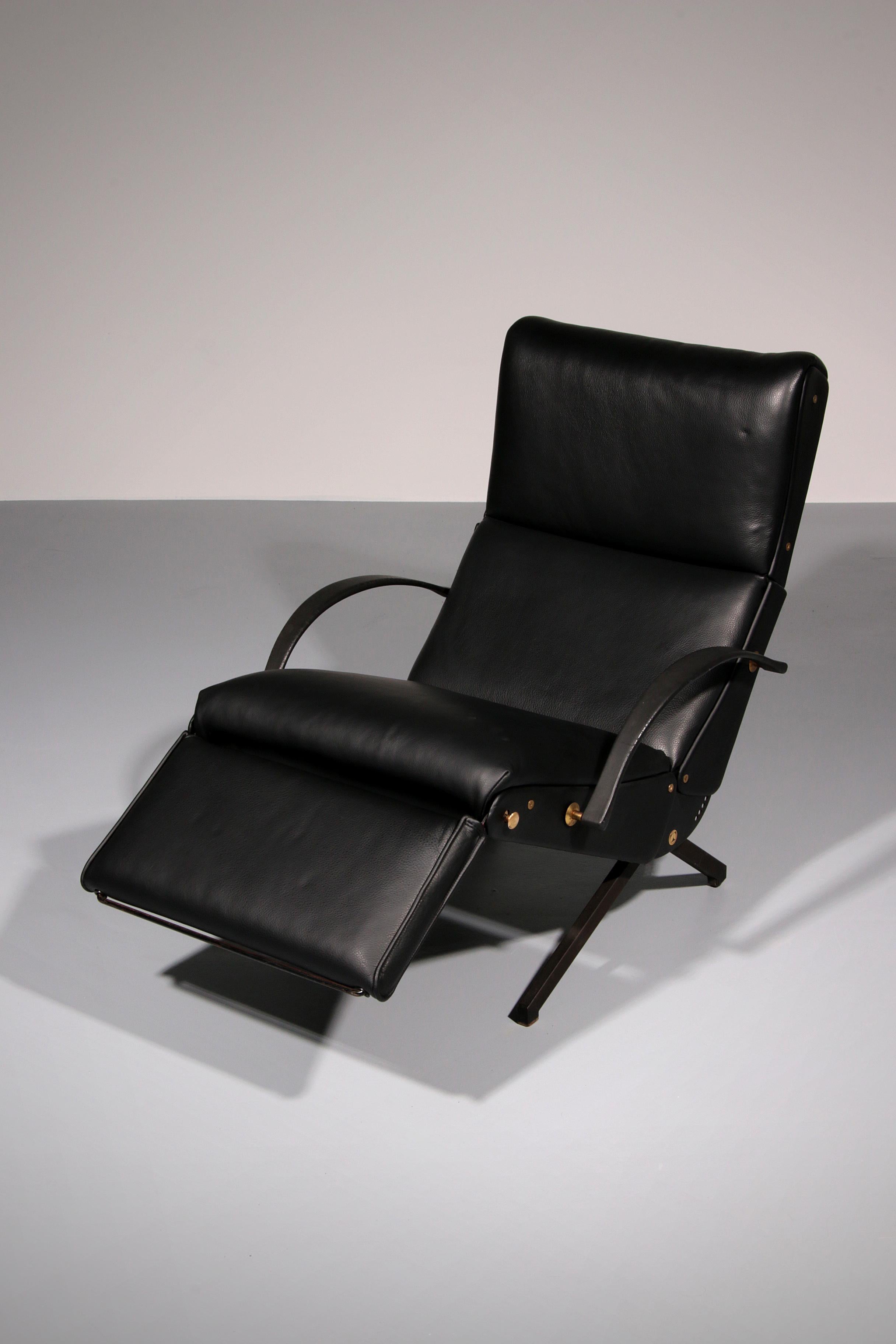 Mid-Century Modern Italian Black Leather Adjustable P40 Relax Chair by Osvaldo Borsani Tecno. For Sale
