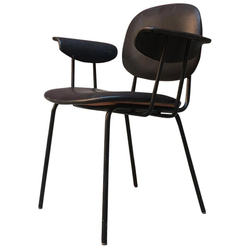 Italienischer Sessel aus schwarzem Leder und schwarz emailliertem Metall:: 1960er Jahre