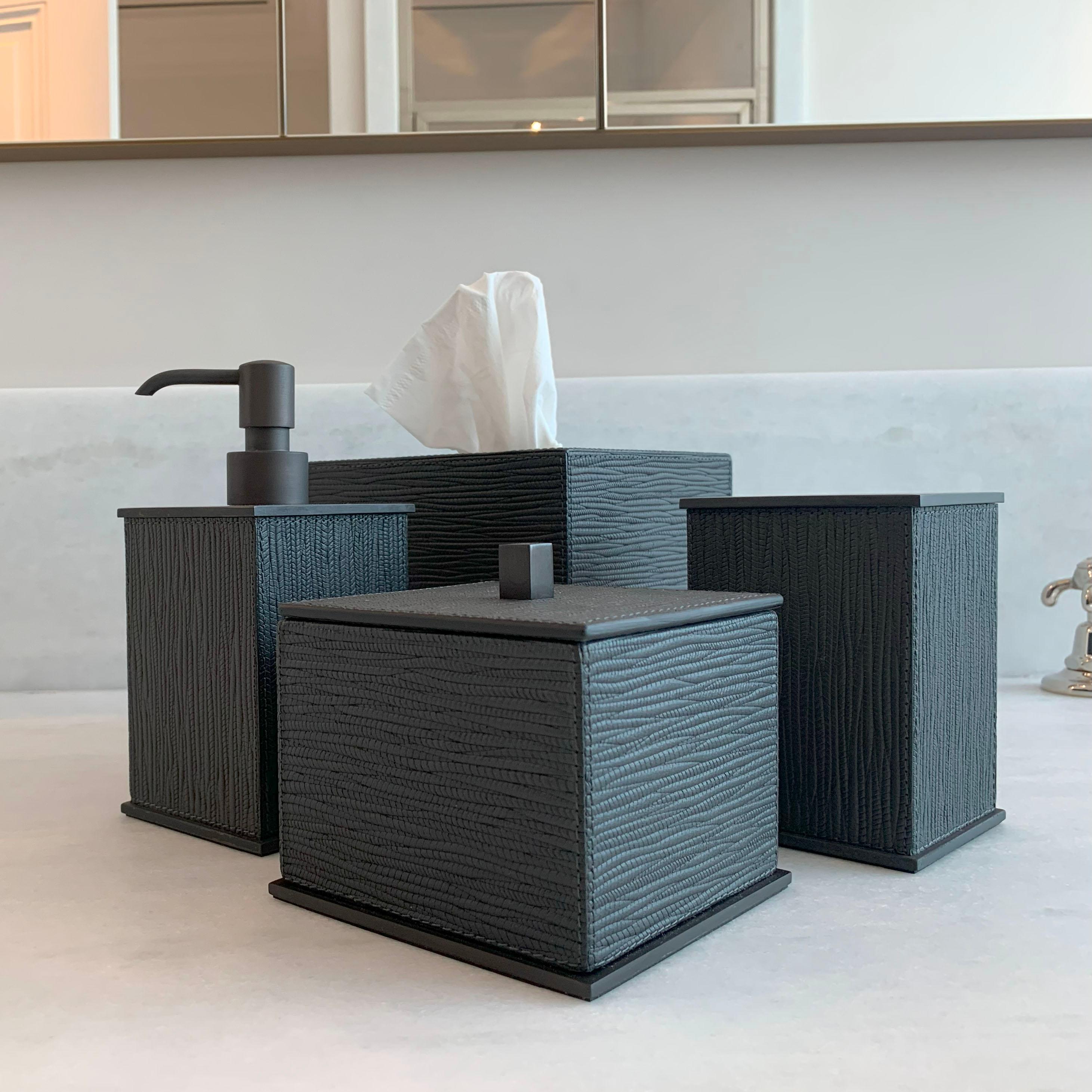 Dieses Giobagnara Firenze Bad-Accessoires-Set wird in Italien handgefertigt und enthält einen Seifenspender, einen Zahnbürstenhalter, eine Tissue-Box, eine Box mit Deckel und einen Papierkorb. Jedes Stück ist in schwarzes, gestreiftes italienisches