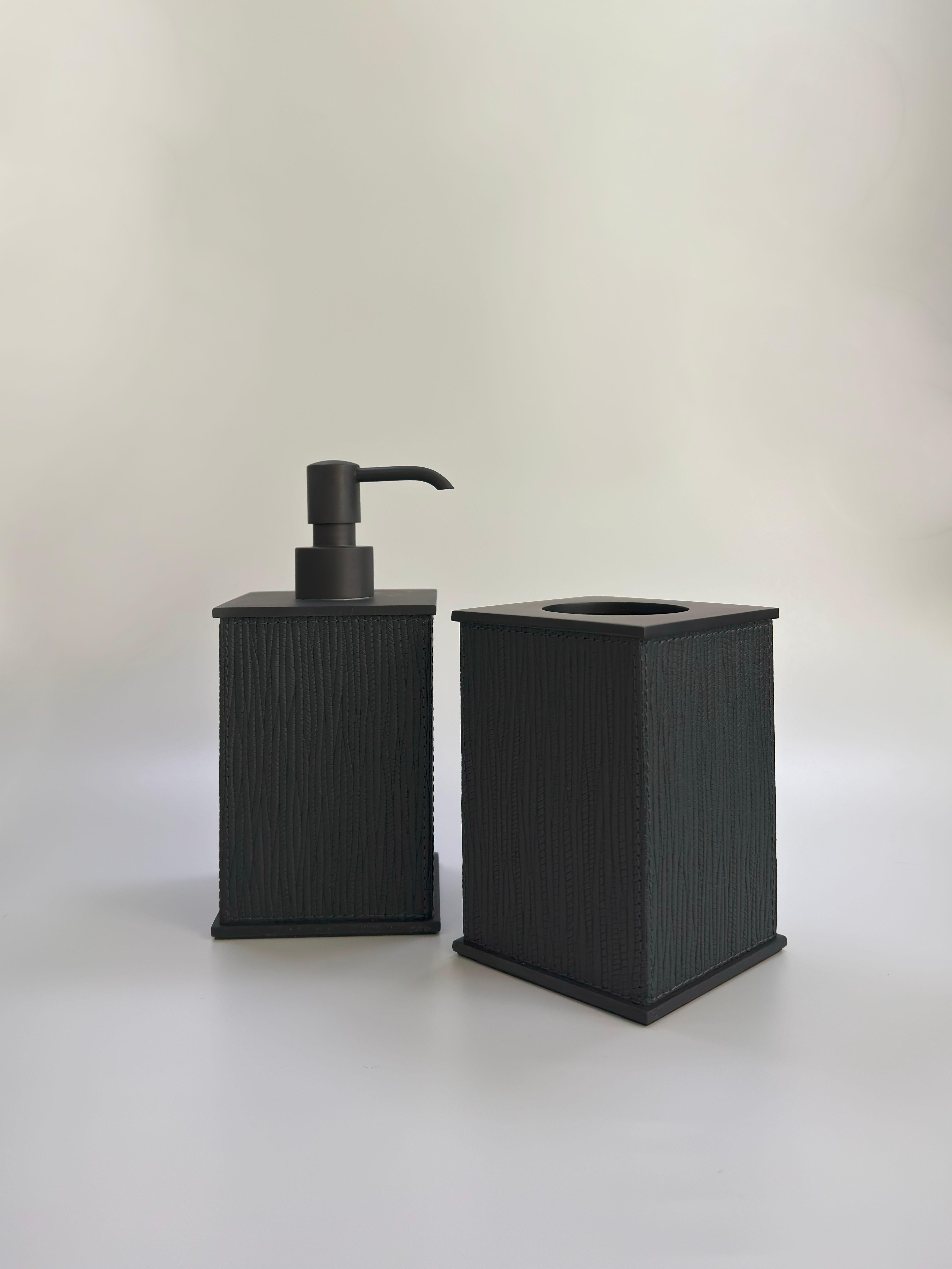 Italienisches Bad-Accessoires-Set aus schwarzem Leder und Bronze von Giobagnara (Moderne) im Angebot