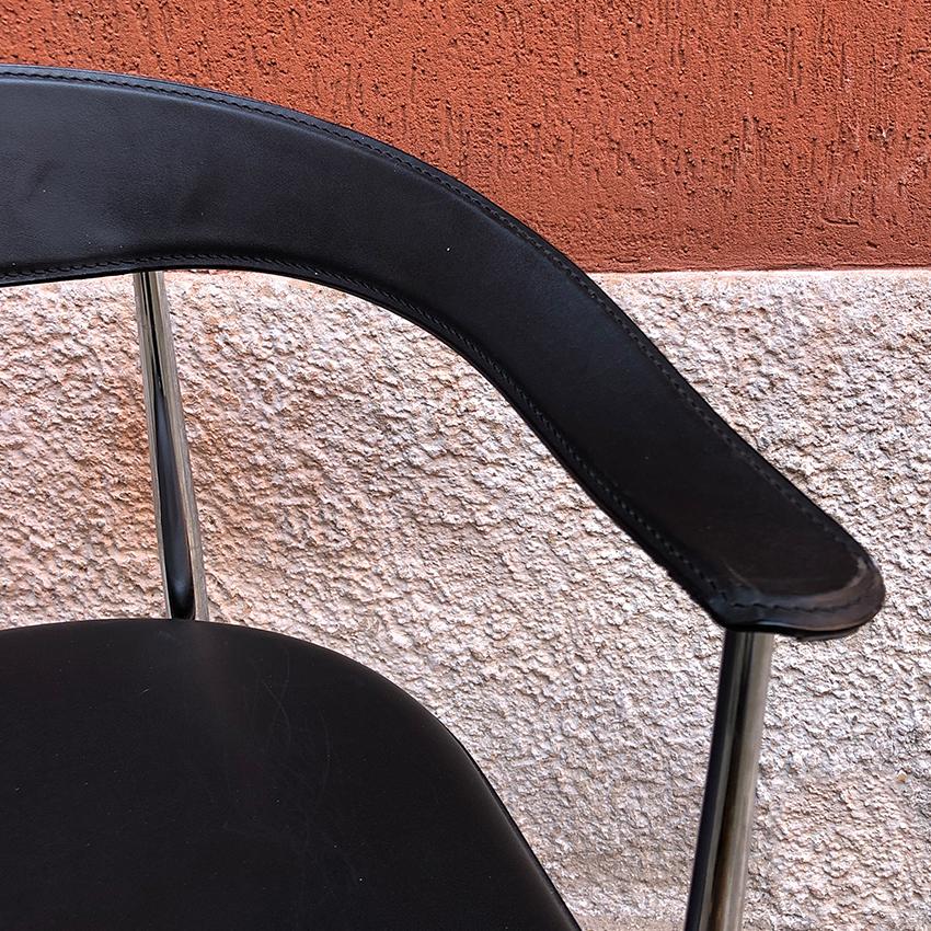 Italienische Stühle aus schwarzem Leder und verchromtem Stahl:: 1970er Jahre im Angebot 2