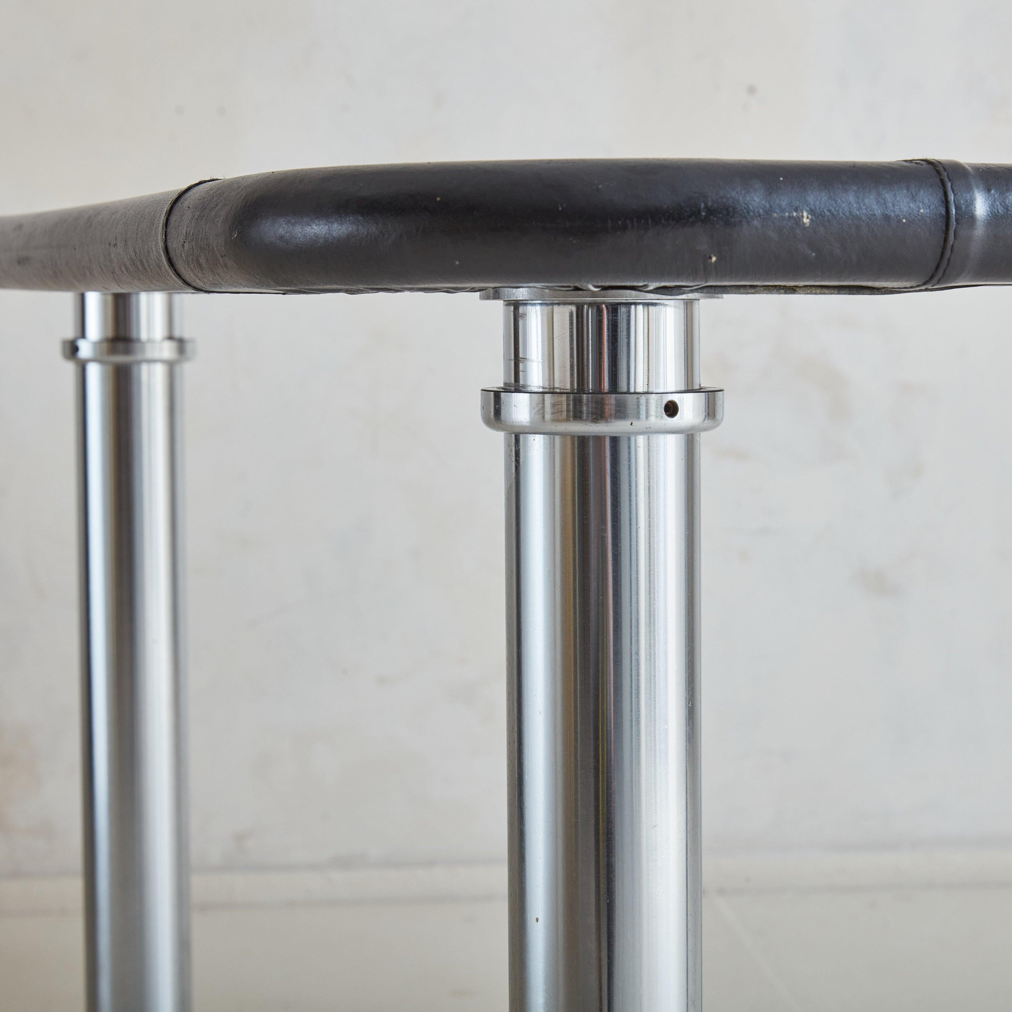 Table de jeu italienne en cuir noir, 1970 en vente 3
