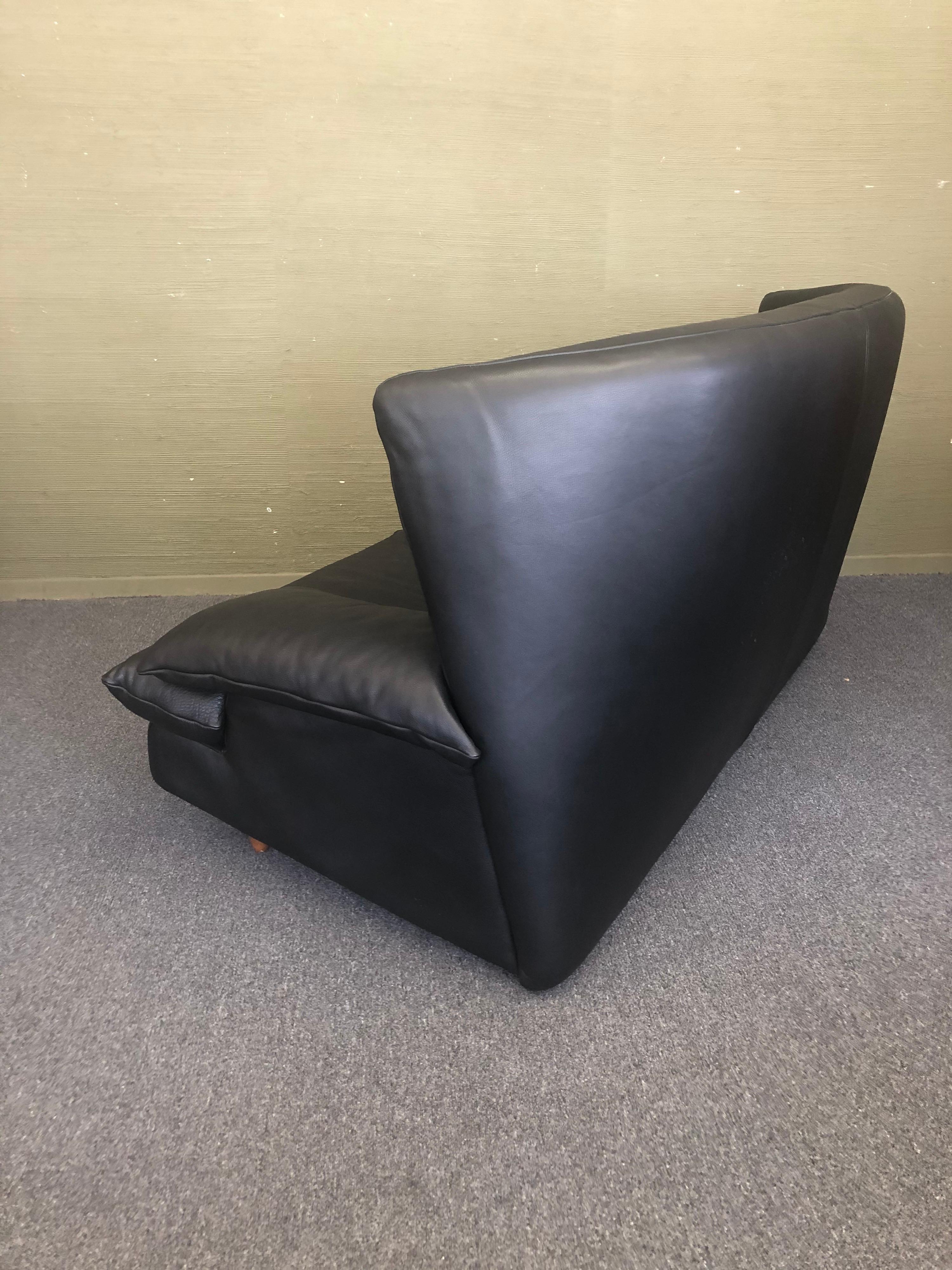 A very nice black leather Postmodern loveseat by I4 Mariani for the Pace Collection, circa late 1980s. The piece is in great condition with super high quality leather and Italian craftsmanship. Comes with two lumbar pillows.
