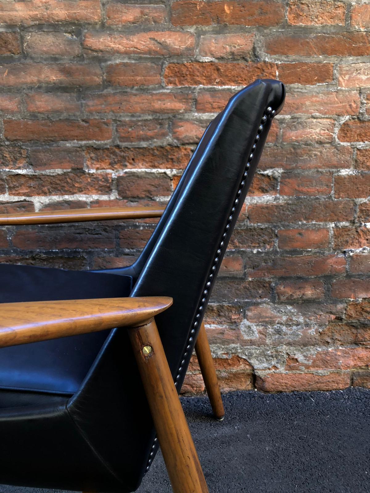 Italian Black Leather Walnut Wood Armchair, by Pizzetti 1950s For Sale 10