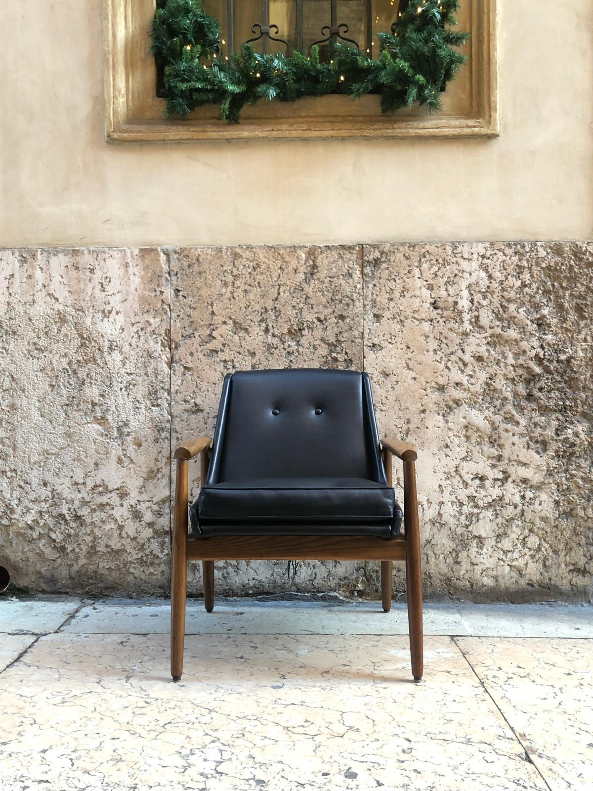 Italian Black Leather Walnut Wood Armchair, by Pizzetti 1950s For Sale 11