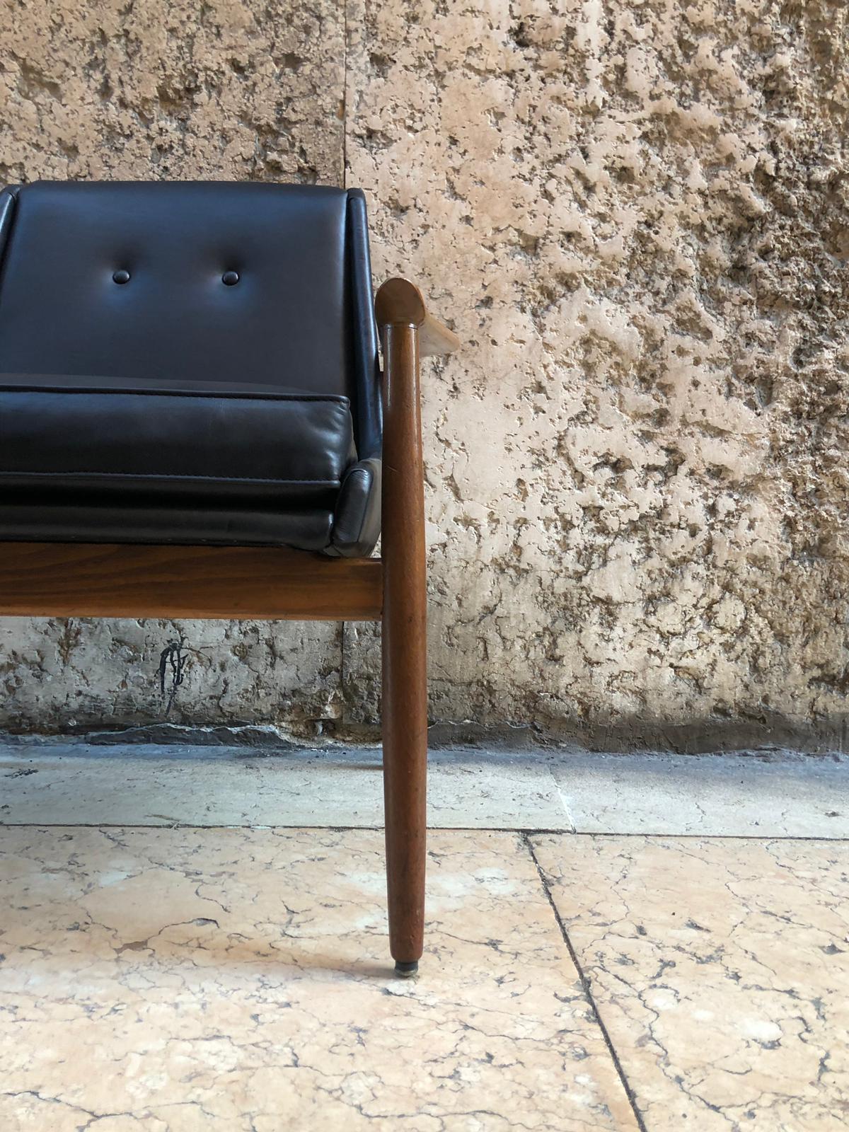 Italian Black Leather Walnut Wood Armchair, by Pizzetti 1950s For Sale 14