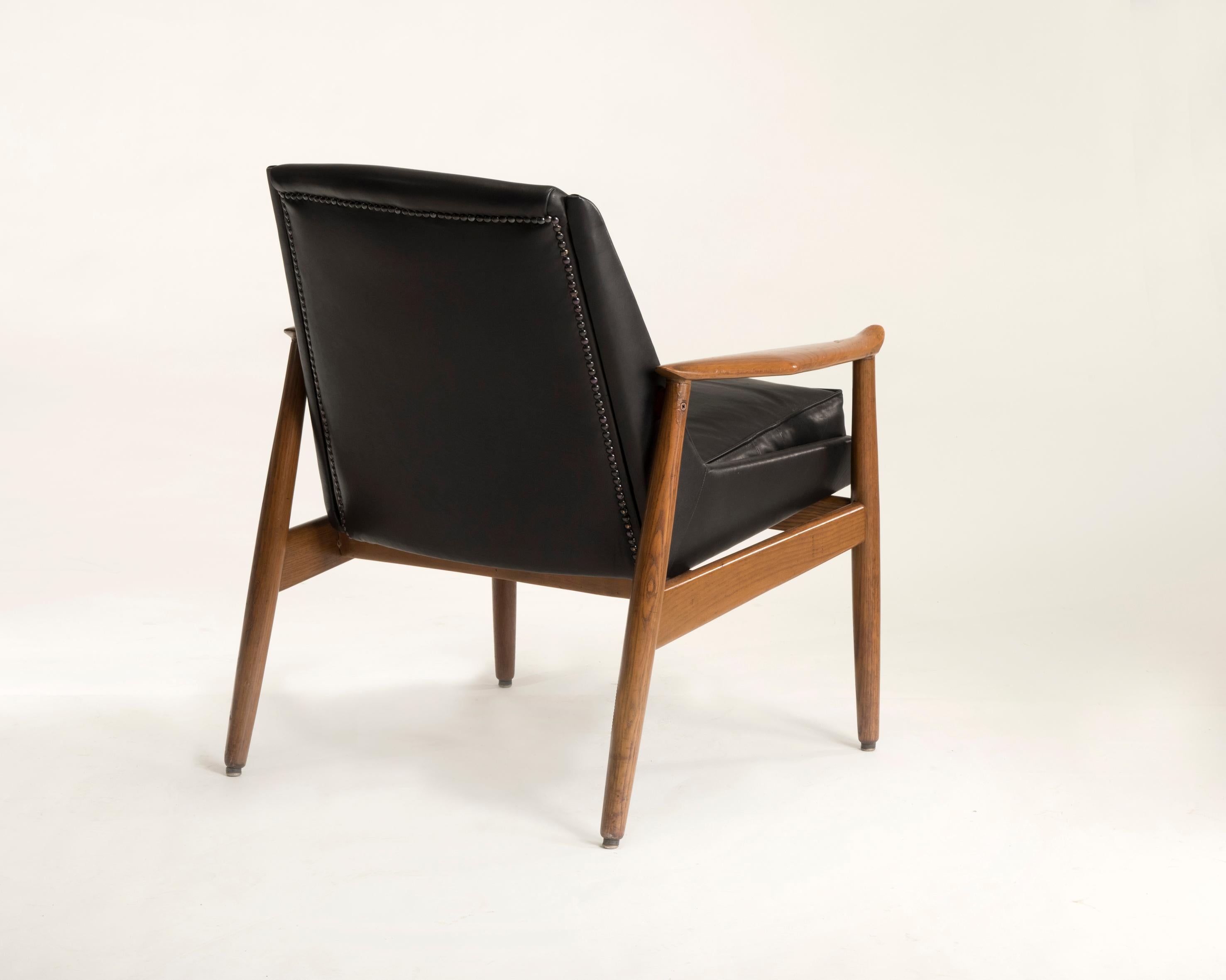 Walnut wood armchair by Pizzetti - Italian designer from Rome during 1950s- Black leather from 1950s.
We have restored it in a conservative way the wooden parts while we have reupholstered it with premium black leather. A video is available upon