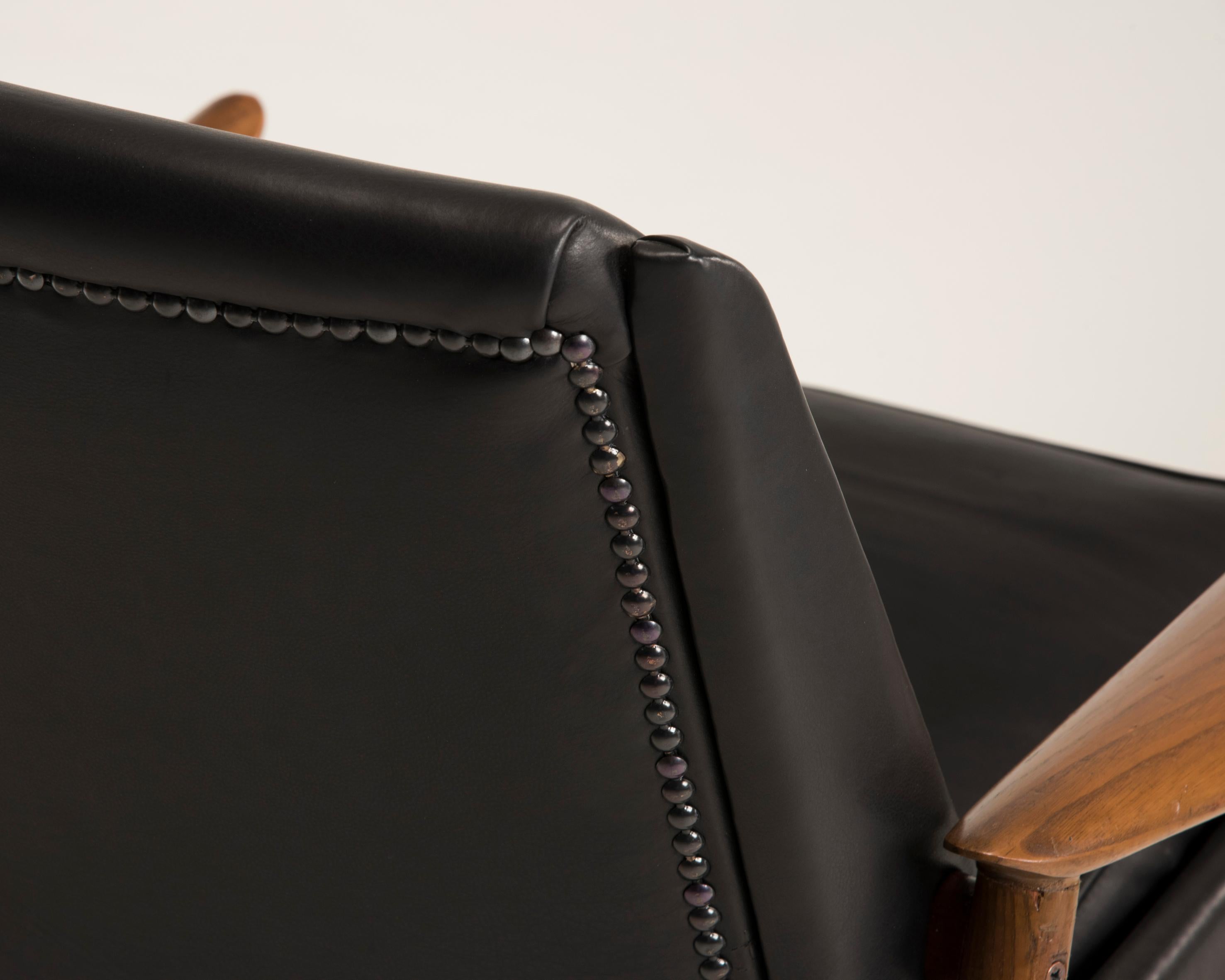 Mid-Century Modern Italian Black Leather Walnut Wood Armchair, by Pizzetti 1950s For Sale
