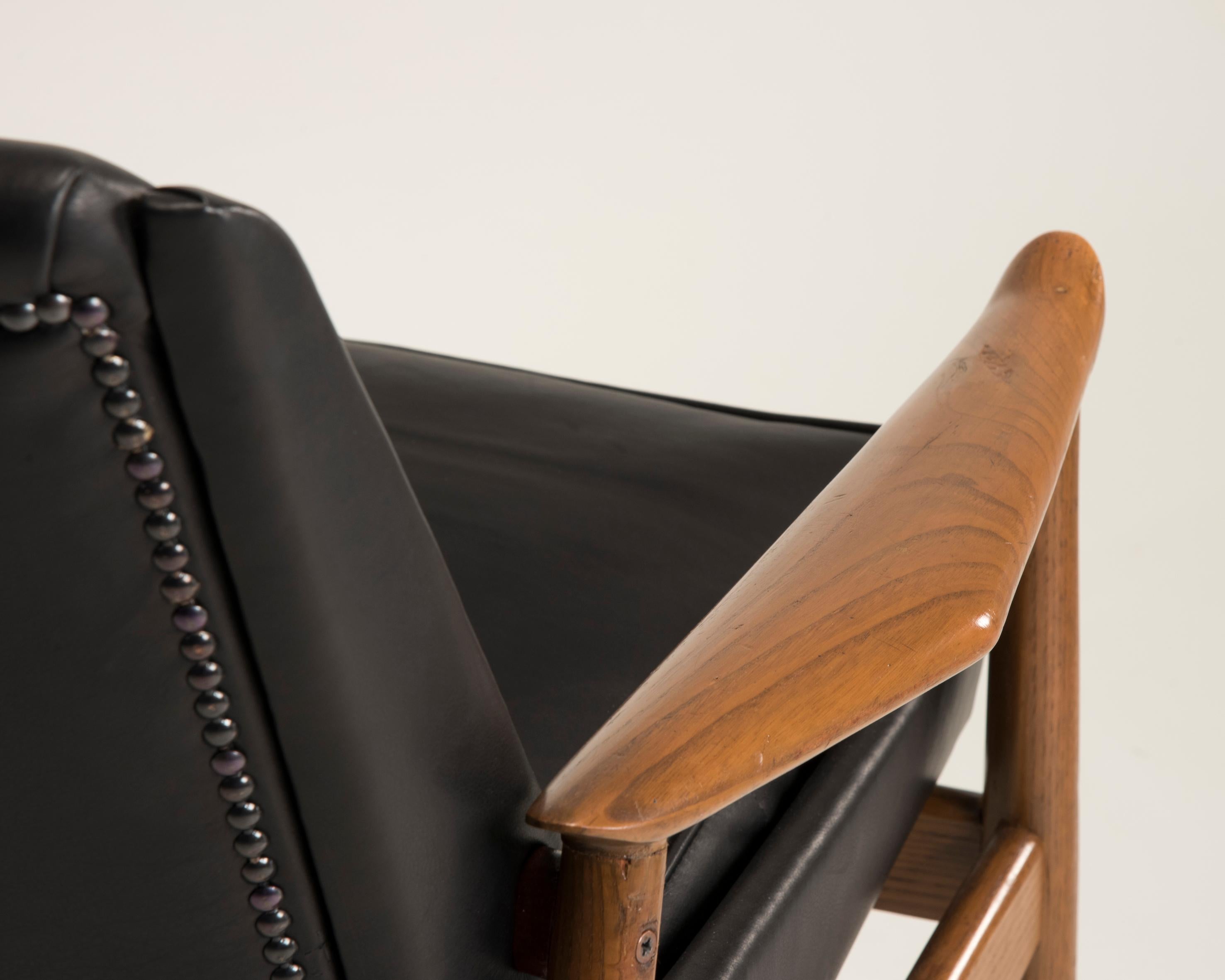 20th Century Italian Black Leather Walnut Wood Armchair, by Pizzetti 1950s For Sale