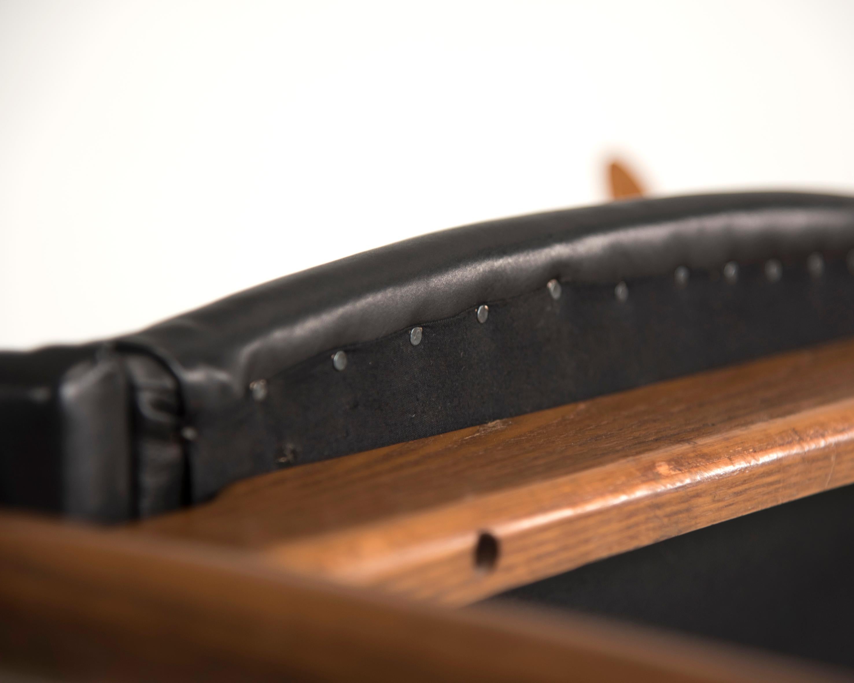 Italian Black Leather Walnut Wood Armchair, by Pizzetti 1950s For Sale 4