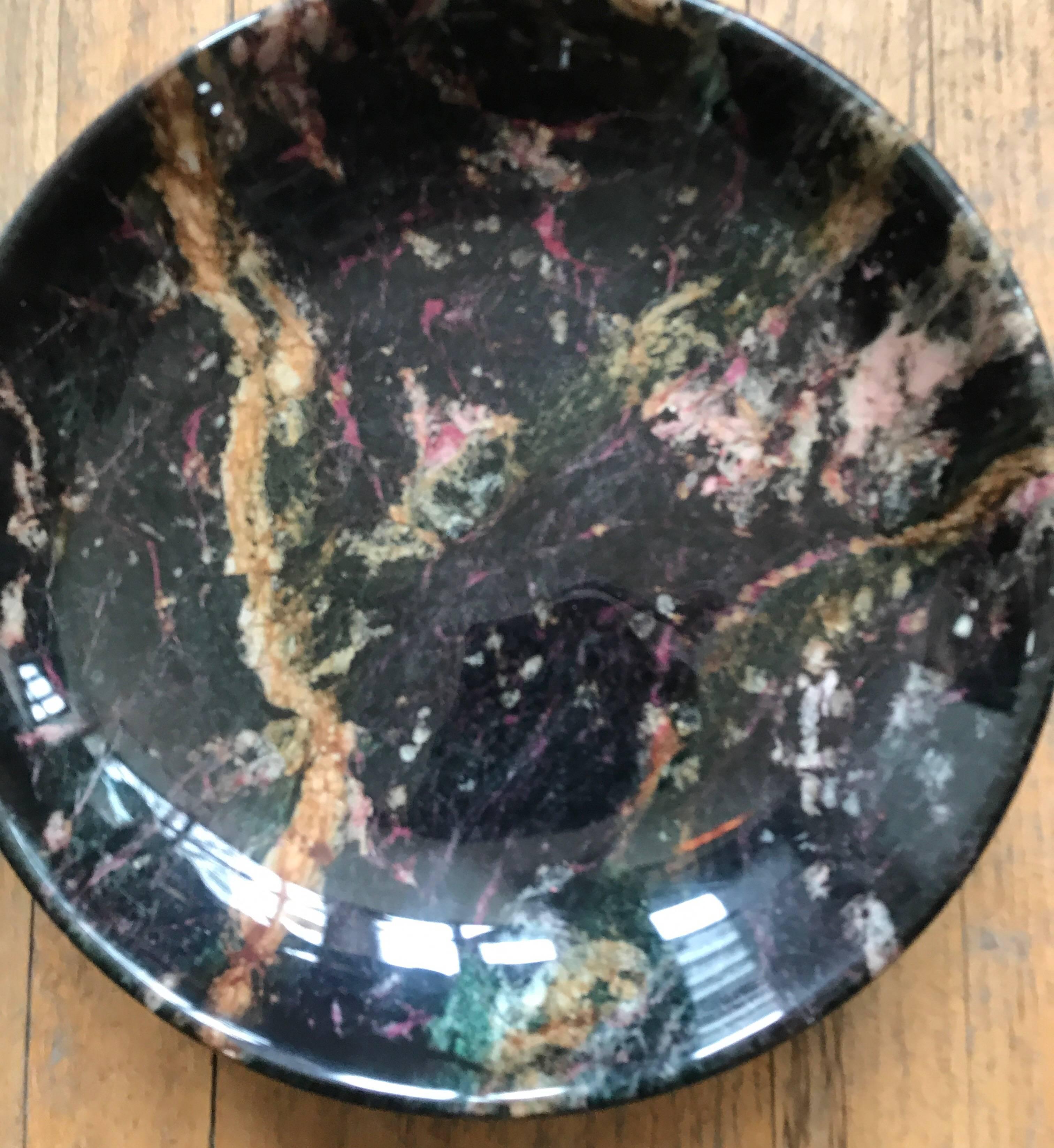 A richly grained Italian black marble centrepiece bowl by Up & Up.
Elegant Mid-Century Modern decorative tabletop object.